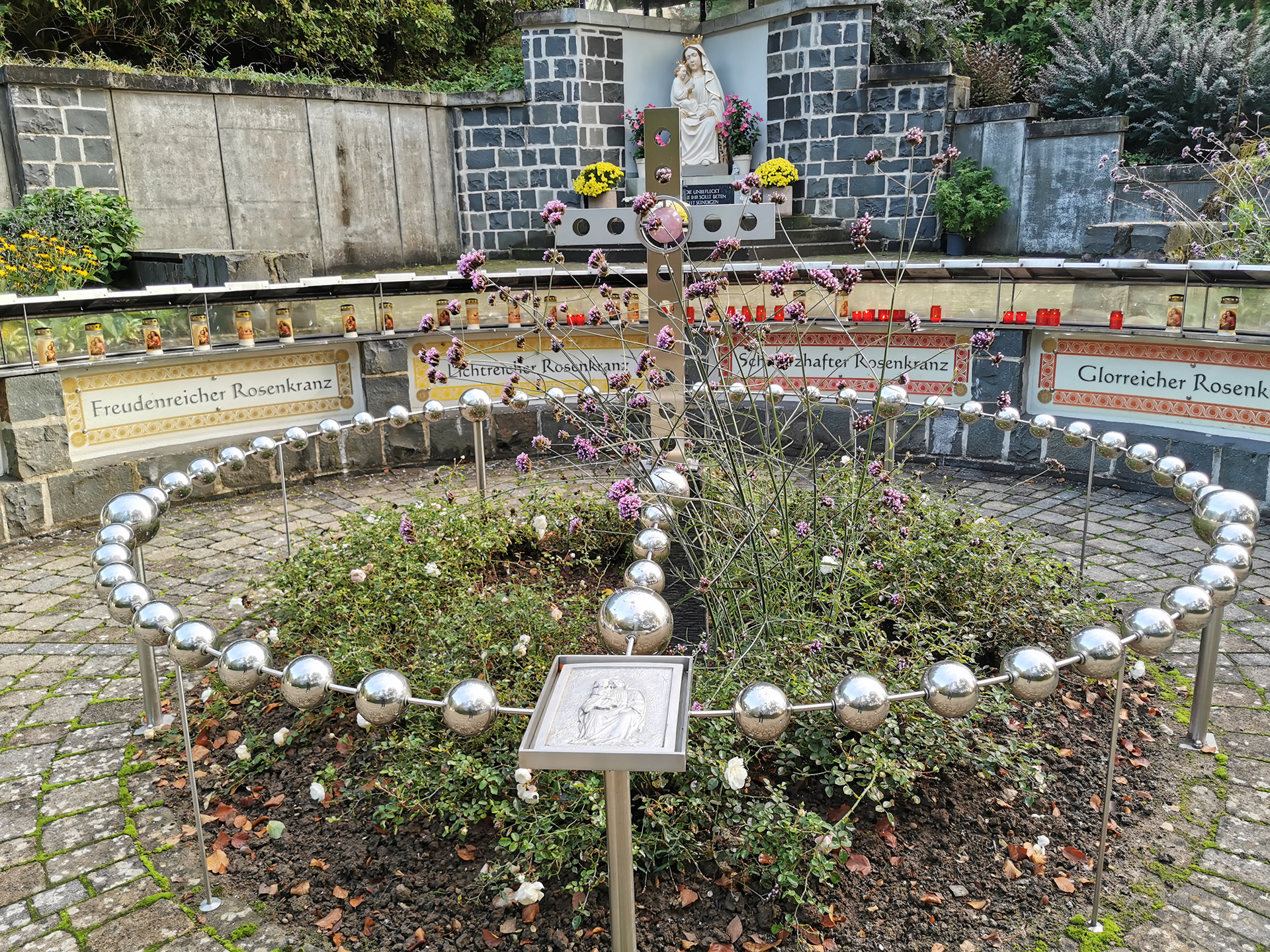 Der stilisierte Rosenkranz und Maria Mutter Gottes
