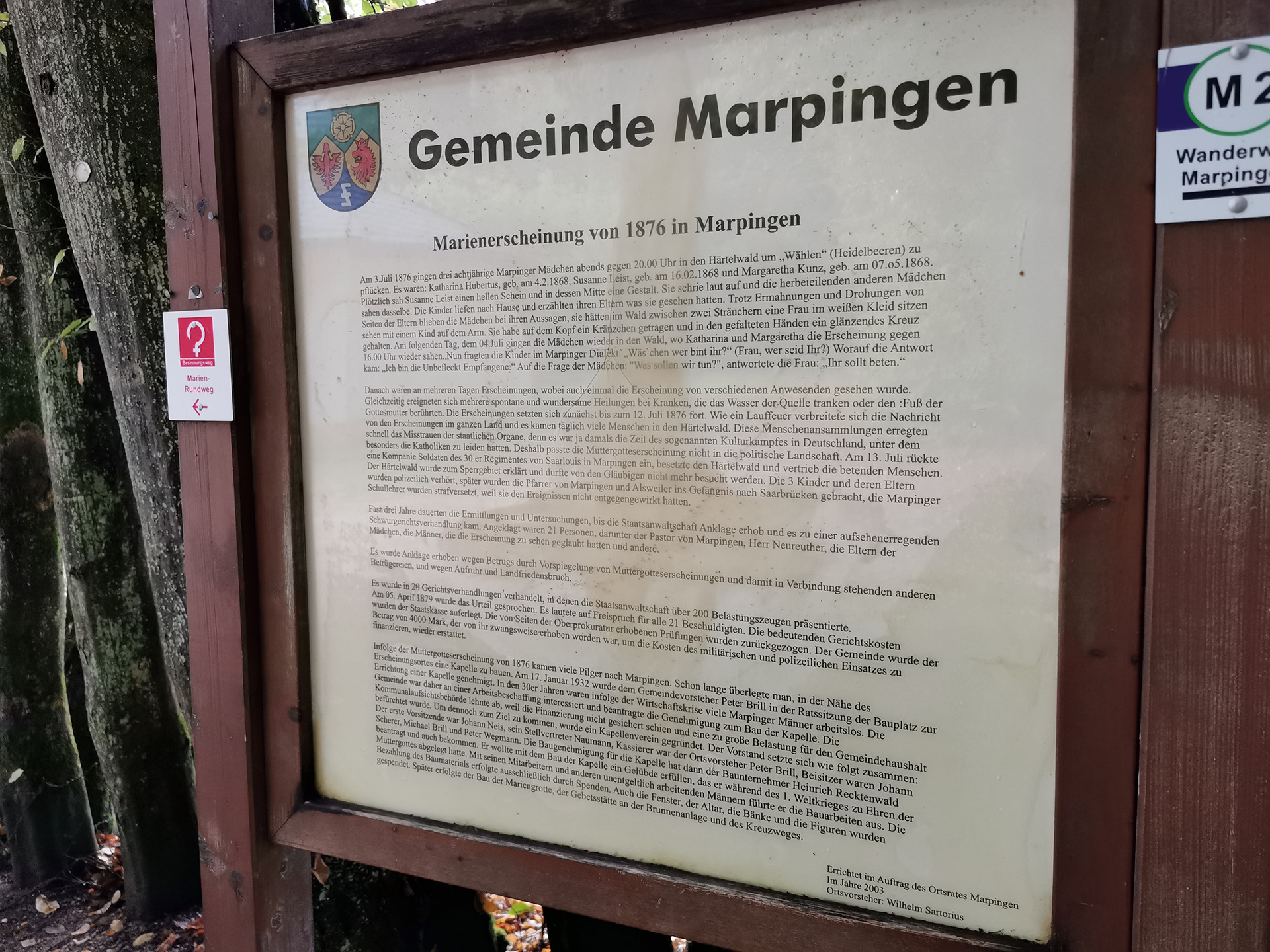 Hinweistafel mit Informationen zur Marienerscheinung 1876 in marpingen