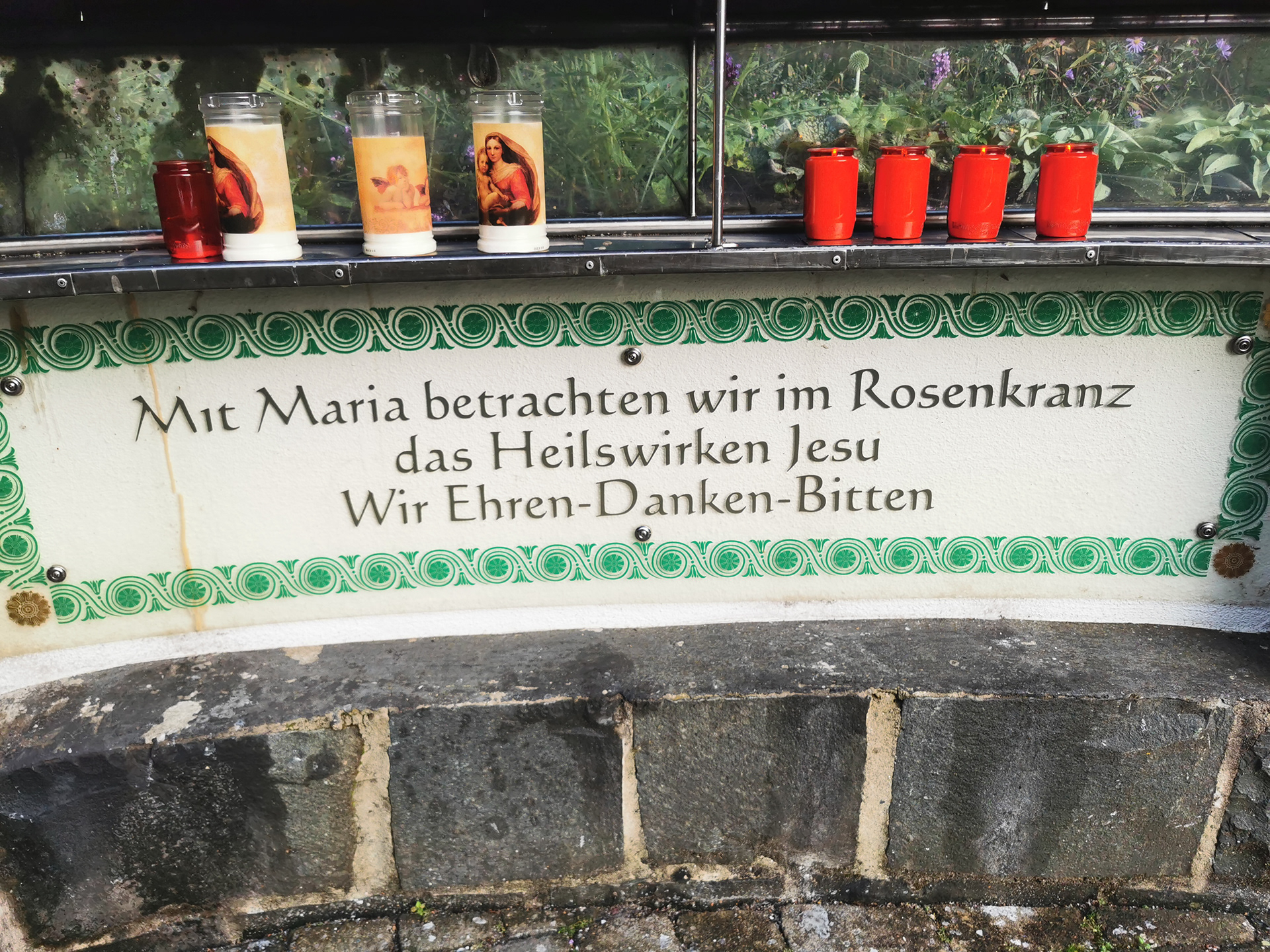 Mit Maria betrachten wir im Rosenkranz das Heilswirken Jesu – Wir ehren, danken, bitten