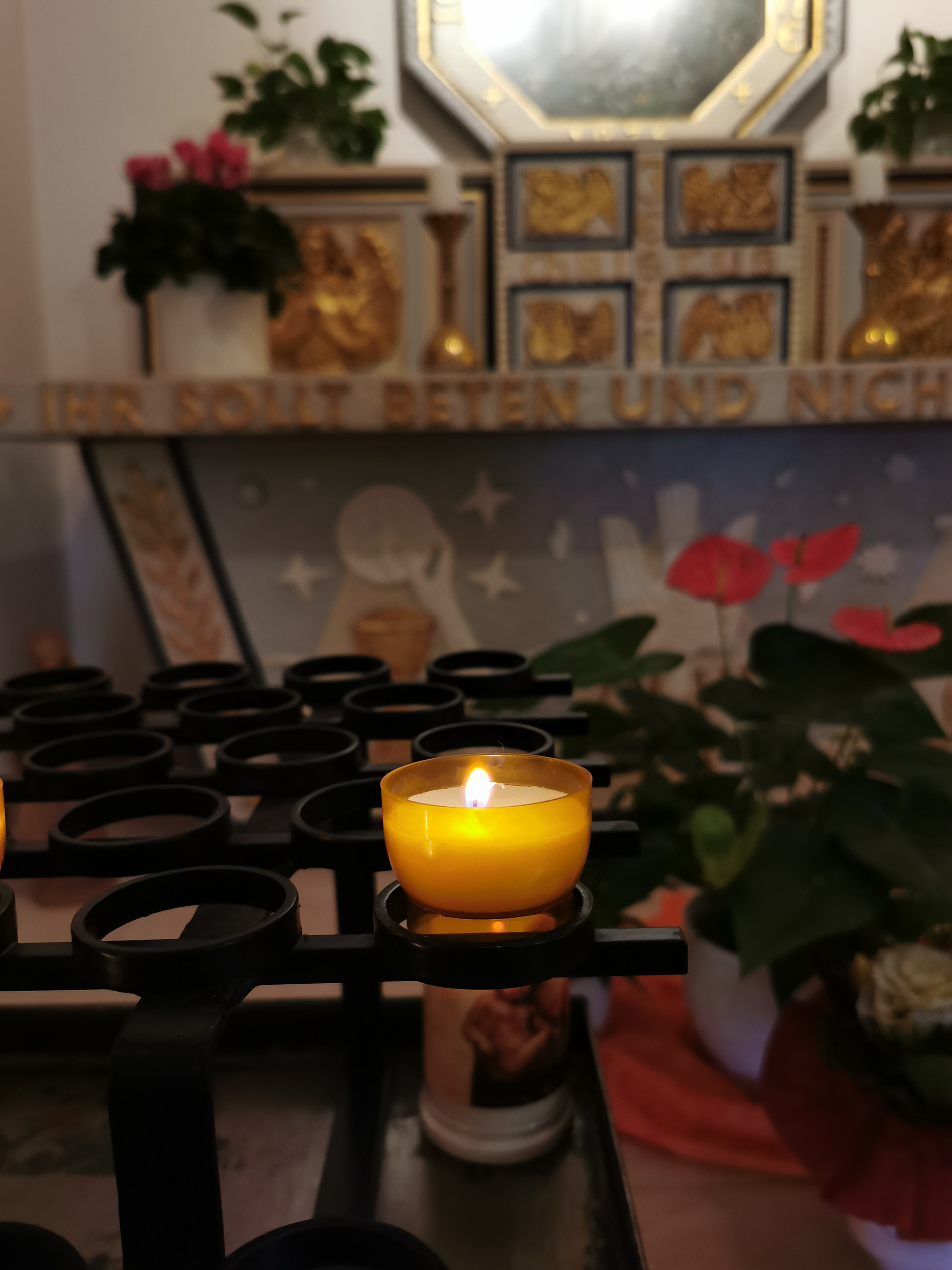 In Gedenken an Samuel Paty. Ein Licht für Samuel Paty. Wir sind Samuel. Nous sommes Samuel.