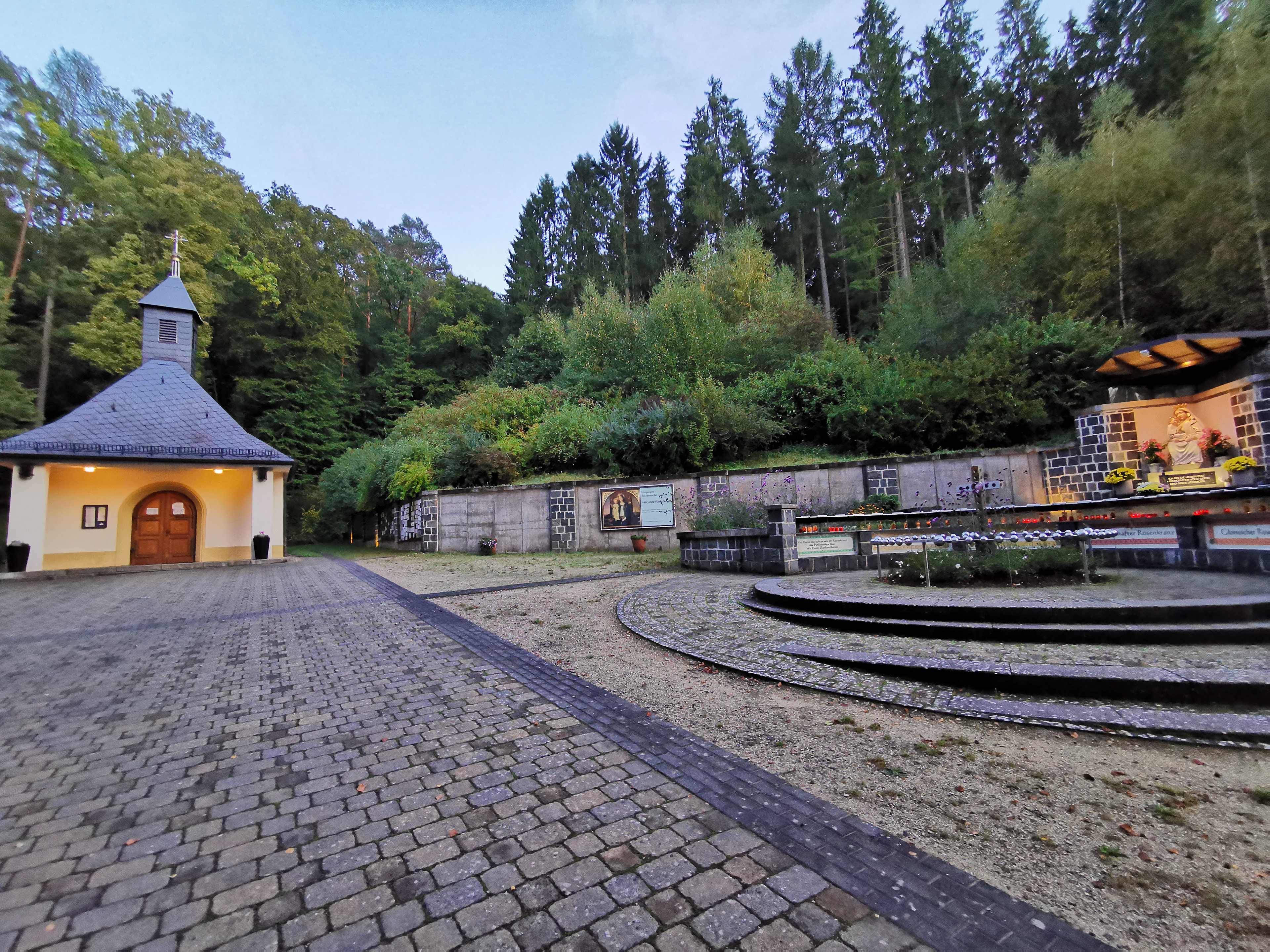 Marienkapelle mit Vorplatz (Mutter Gottes Statue)
