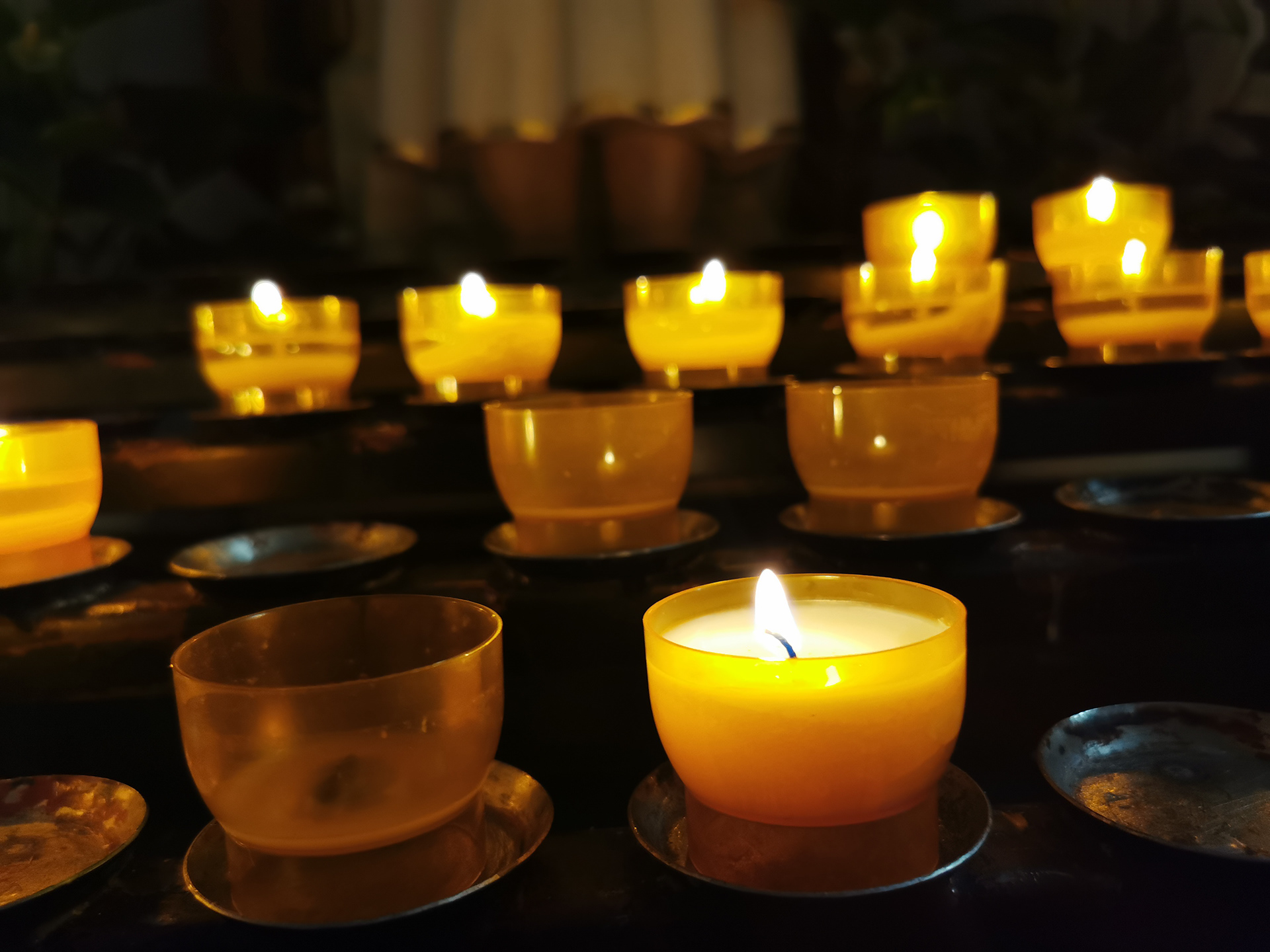 Brennende Kerzen in der Marienkapelle