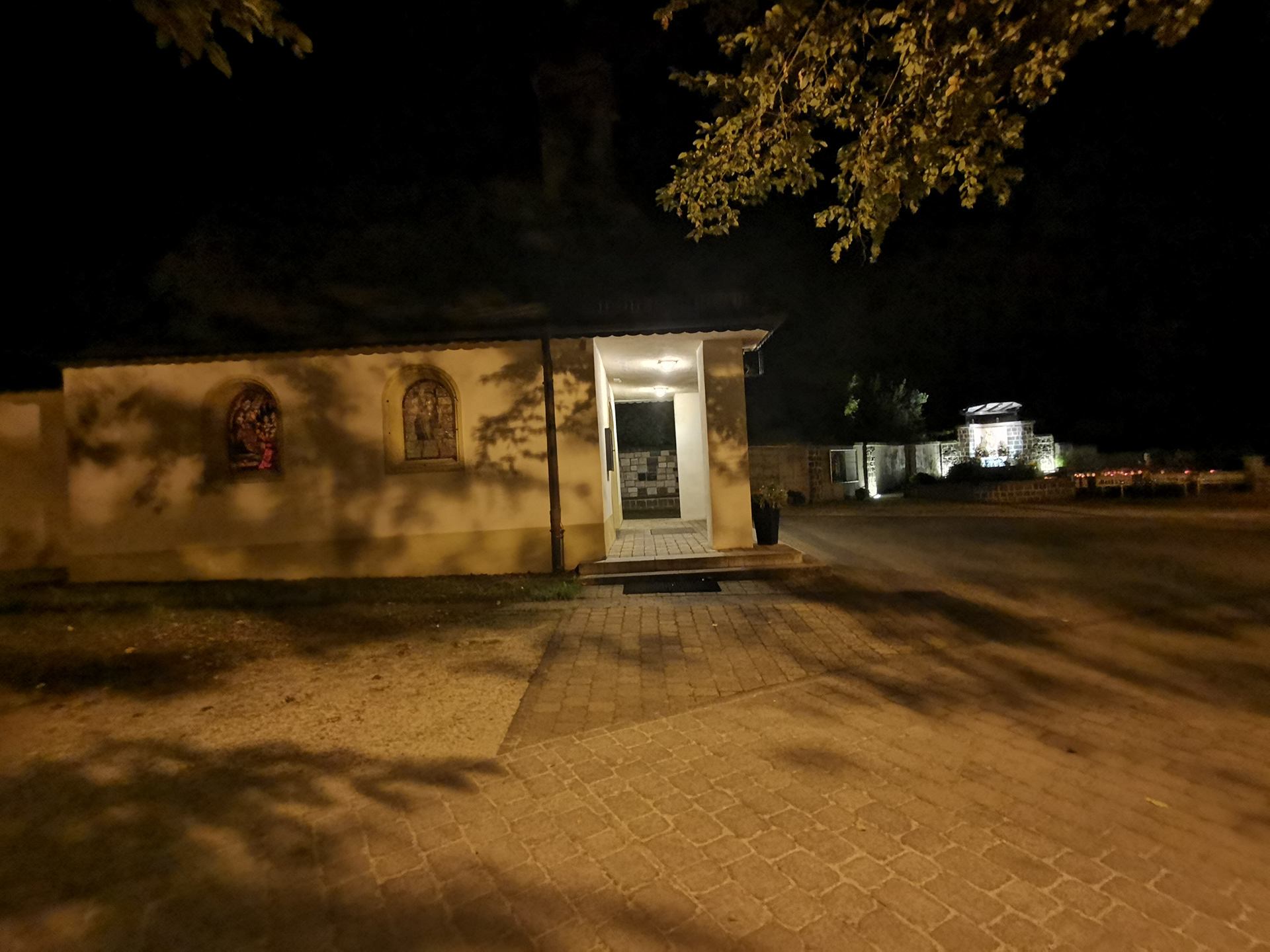 Marienkapelle Marpingen mit Vorplatz, abendliche Stimmung