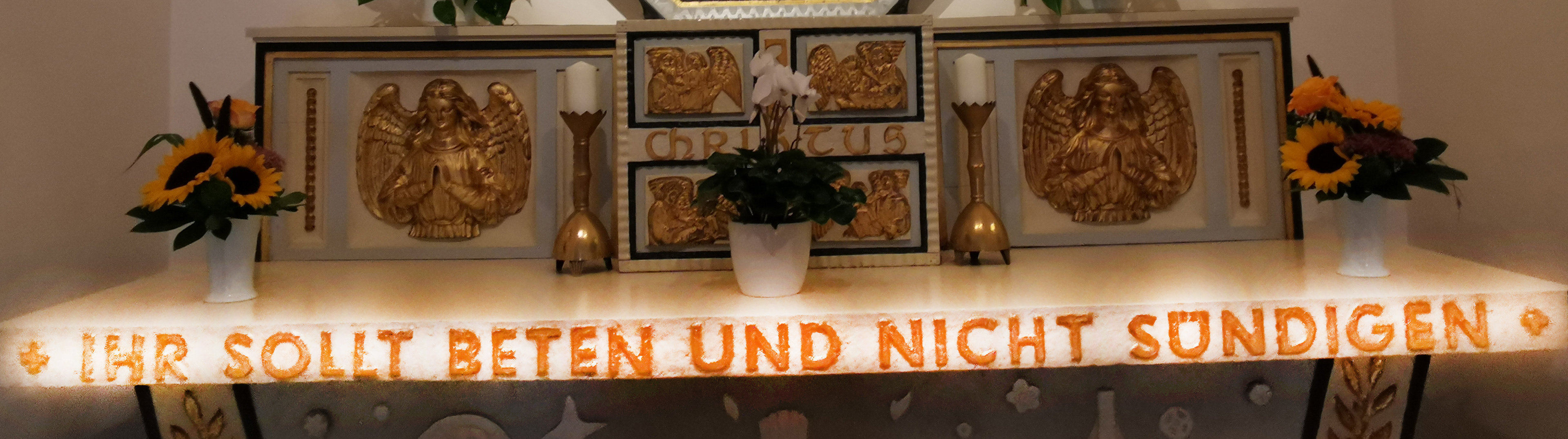 Altarinschrift Ihr sollt beten und nicht sündigen