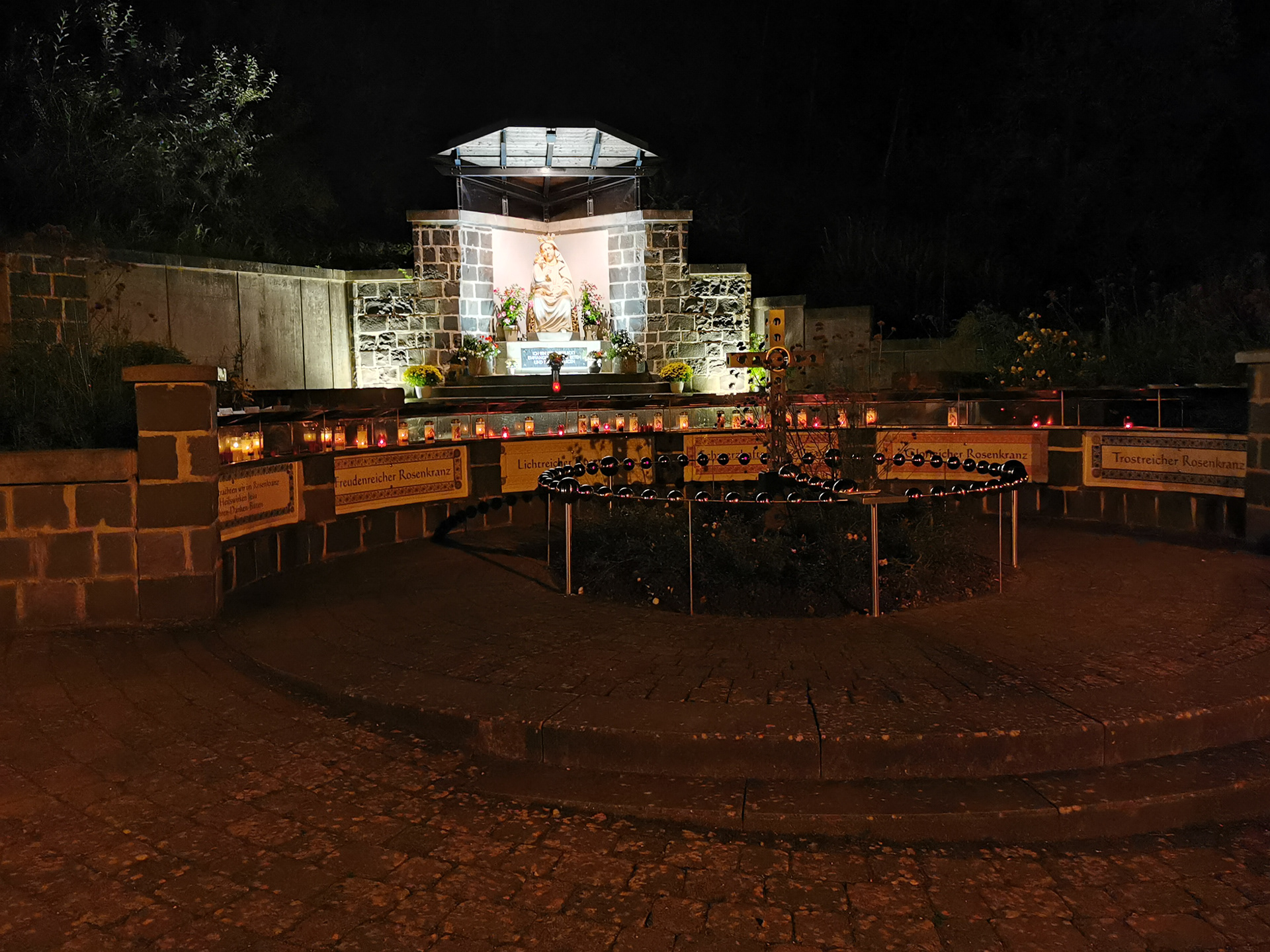 Kerzenlicht und Kerzen leuchten abends an der Marienkapelle in Marpingen