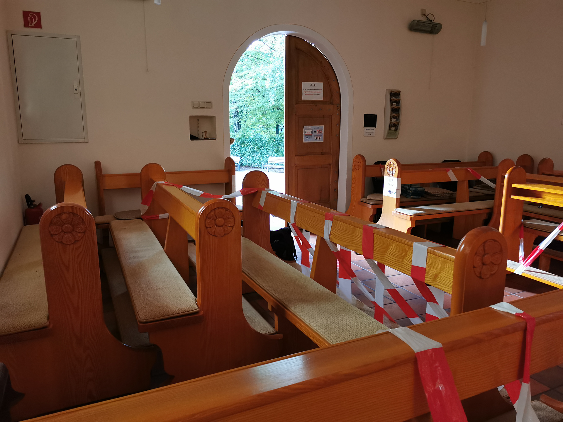 Abgesperrte Sitzbänke in der Marienkapelle Marpingen im Jahr 2020 wegen getroffenen Corona-Maßnahmen