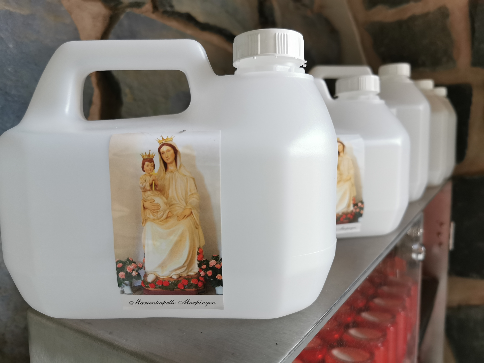 Wasserkanister zum Einfüllen des Wassers aus dem Bereich der Marienquelle
