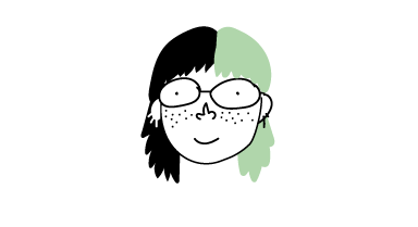 Eine Illustration von Hannahs Kopf. Sie hat auf einer Kopfseite hellgrüne Haare, trägt eine Brille, viele Ohrringe und Sommersprossen und lächelt Dich an.