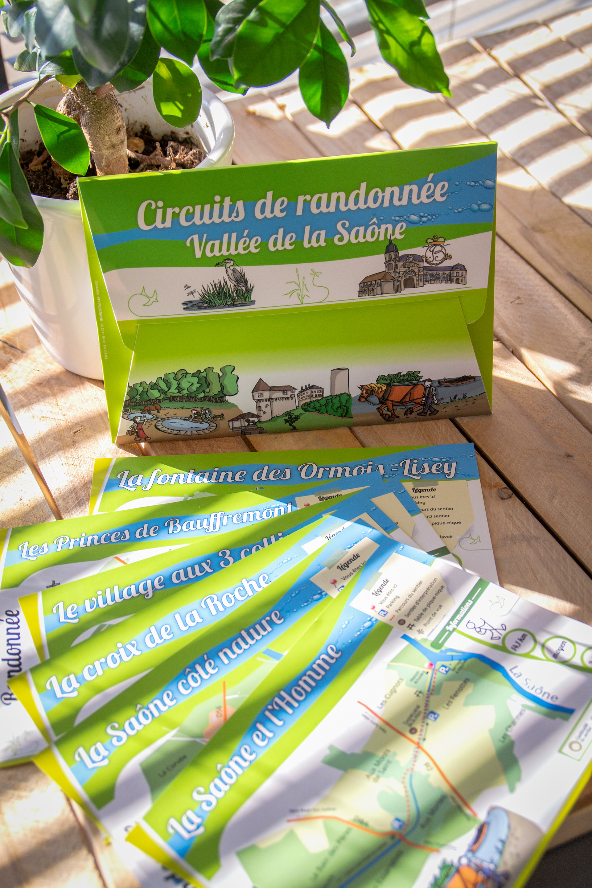 Pochette des circuits de randonnée de l'office de toursime des Combes à la Saône.