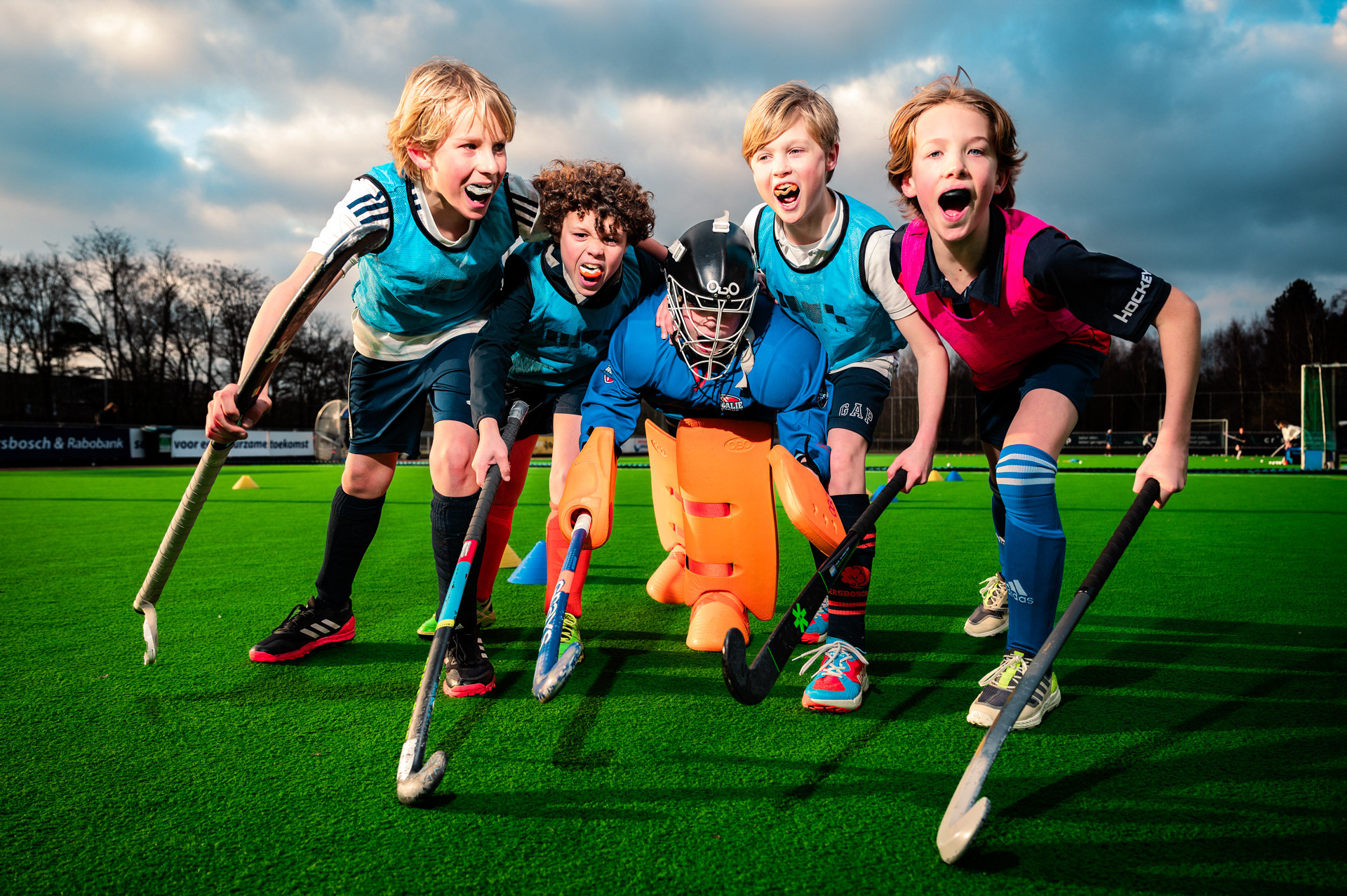 Foto voor kinderen die op hockey zitten en enthousiast naar de camera juichen