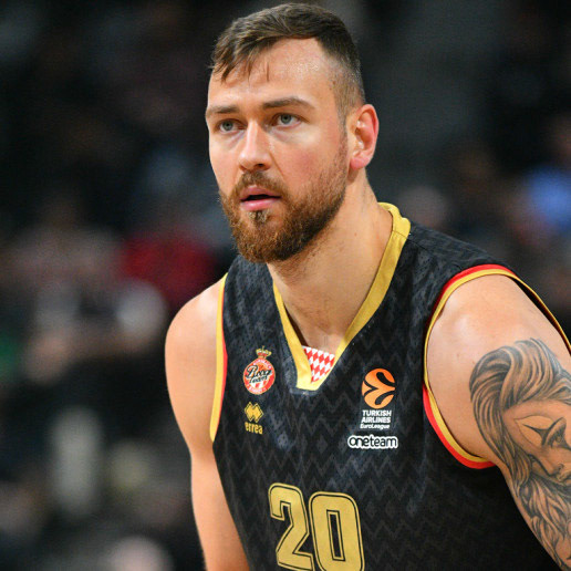Donatas Motiejunas Red star