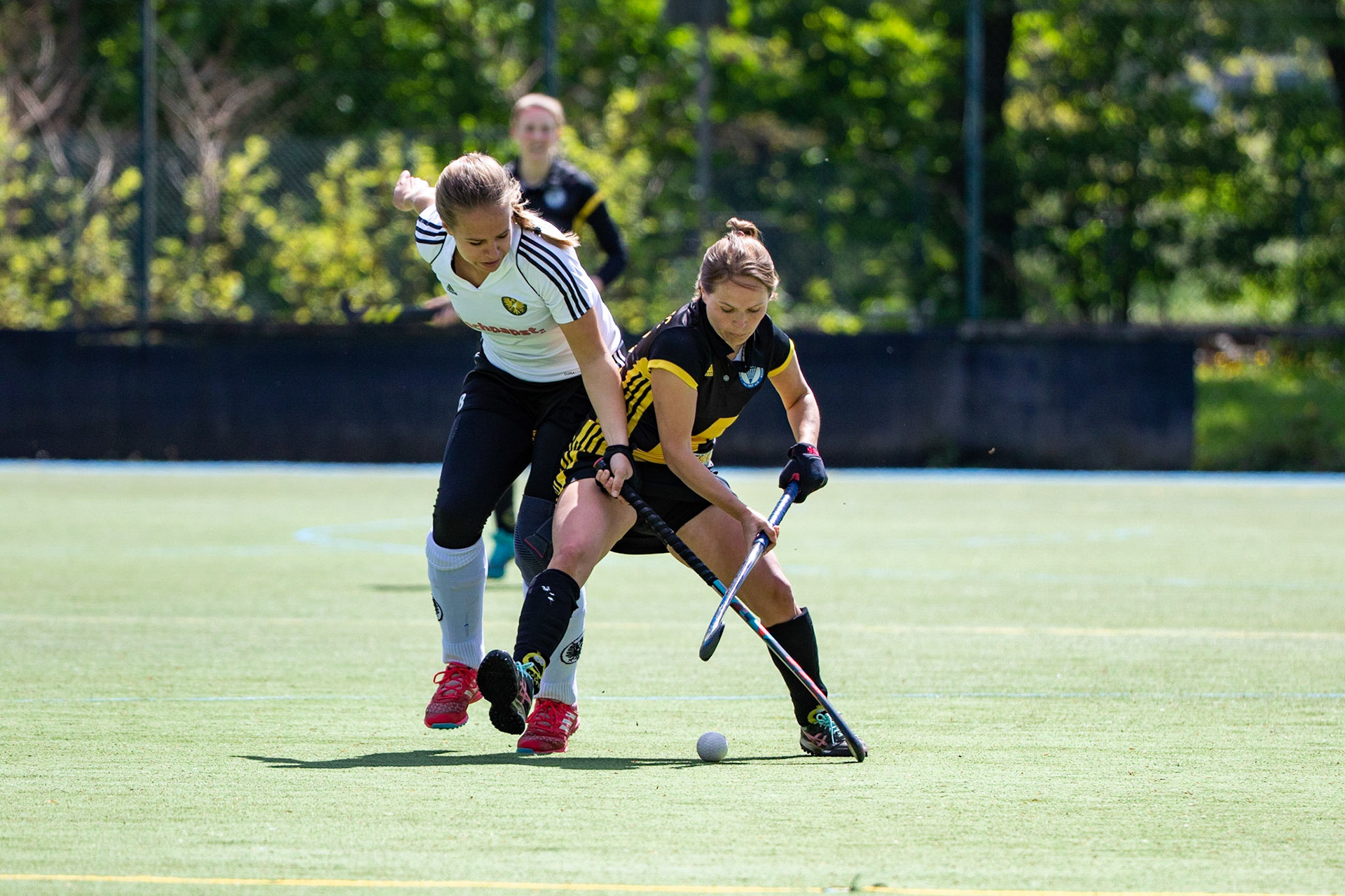 Kristina Kraft (schwarz) gegen Edda Aringhoff (weiß) im Spiel der Damen Hockey Oberliga zwischen dem 1. Kieler HTC (schwarz) und dem Rahlstedter HTC (weiß) am 12.05.19 auf der Kunstrasenanlage des 1. Kieler HTC in Kiel