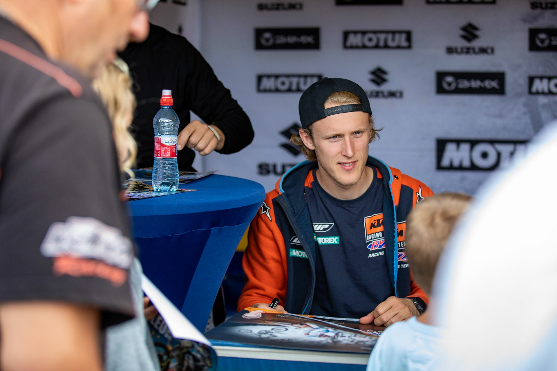 Autogrammstunde der MX Masters hier mit Davide von Zitzewitz ADAC MX Masters am 21.07.19 auf dem Motorsportanlage in Tensfeld