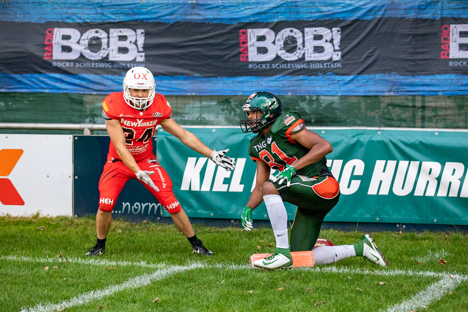 81 Kwame Ofori (grün) gegen 24 Paul Baron (rot) im Spiel der Kiel Baltic Hurricanes (grün) gegen die Braunschweig New Yorker Lions (rot) am 03.08.19 im Kilia Stadion in Kiel