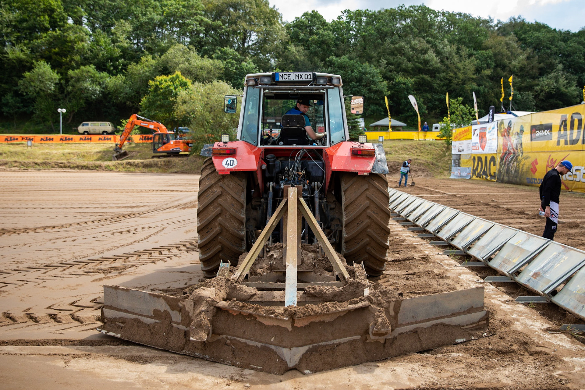 Stefan Zankel vom MCE Tensfeld bereitet den Startbereich vor ADAC MX Masters am 21.07.19 auf dem Motorsportanlage in Tensfeld