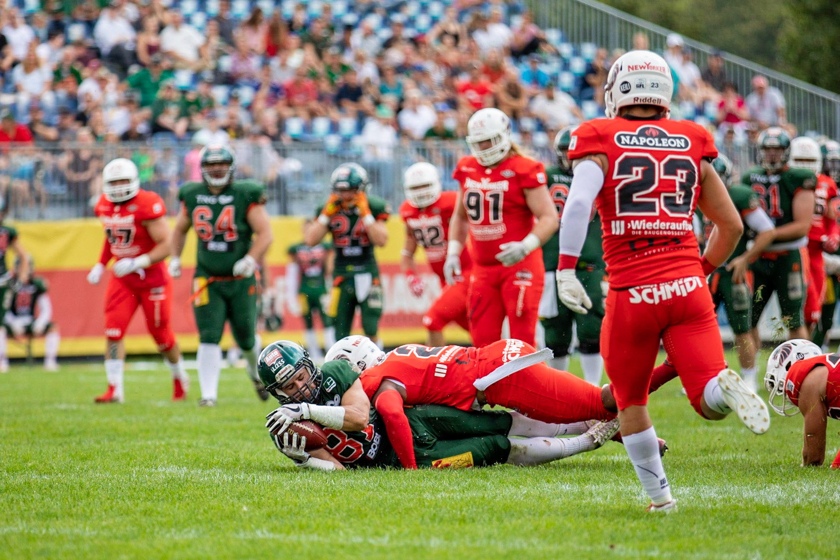 87 Benedikt Englmann (grün) gegen 2 Basil Jackson (rot) im Spiel der Kiel Baltic Hurricanes (grün) gegen die Braunschweig New Yorker Lions (rot) am 03.08.19 im Kilia Stadion in Kiel