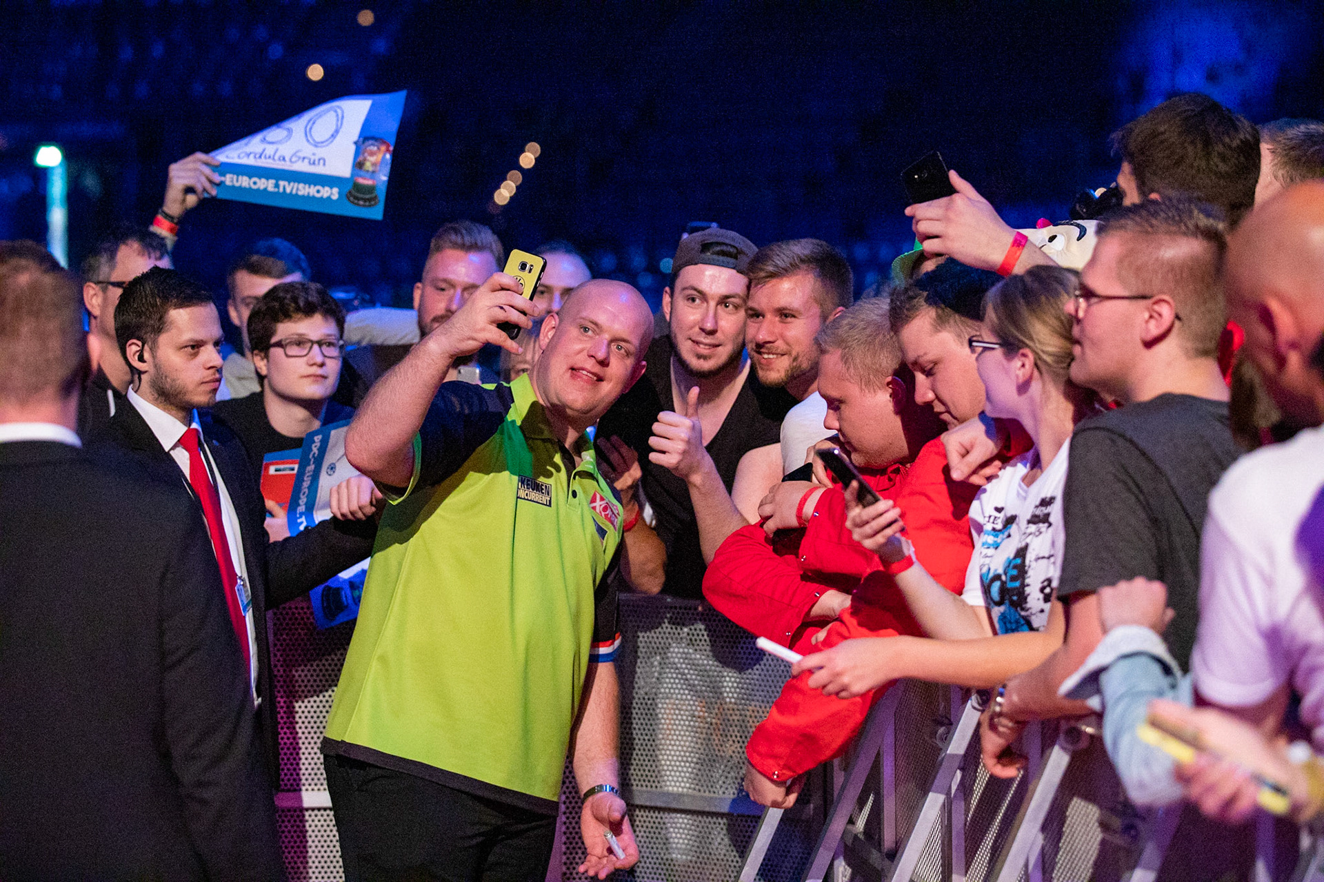 Michael van Gerwen zeigte sich sehr nah an den Fans