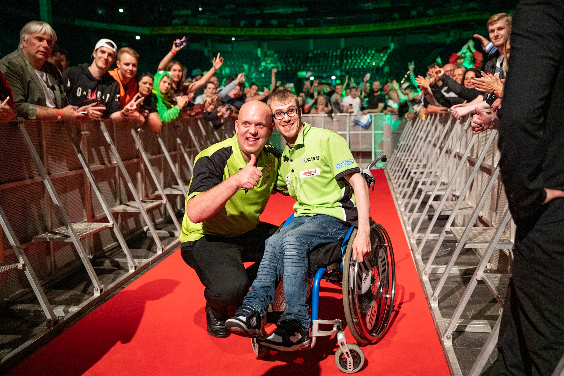 Michael van Gerwen zeigte sich sehr nah an den Fans