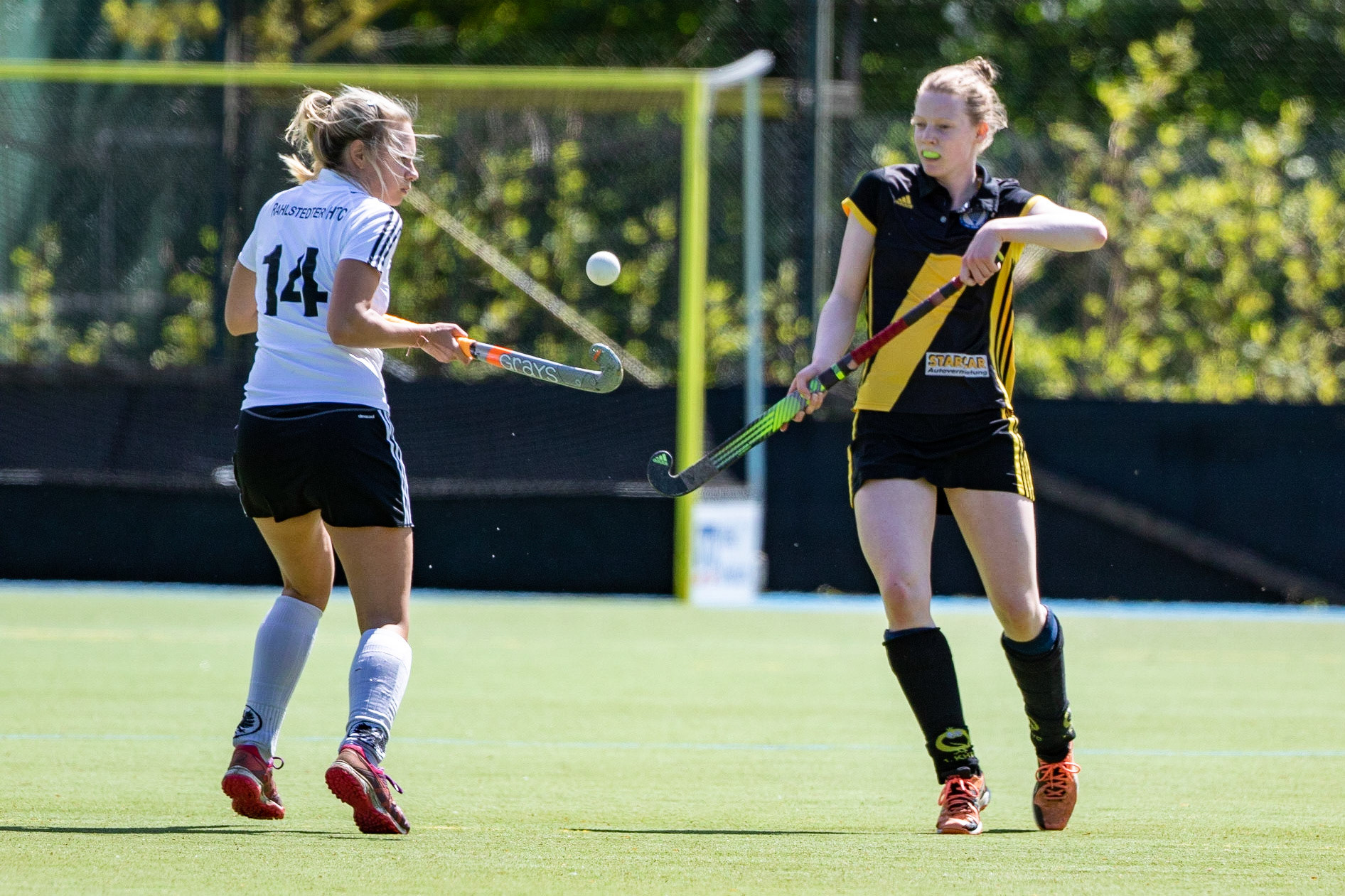 Caroline Mohn (schwarz) gegen Lea Schilling (weiß) im Spiel der Damen Hockey Oberliga zwischen dem 1. Kieler HTC (schwarz) und dem Rahlstedter HTC (weiß) am 12.05.19 auf der Kunstrasenanlage des 1. Kieler HTC in Kiel