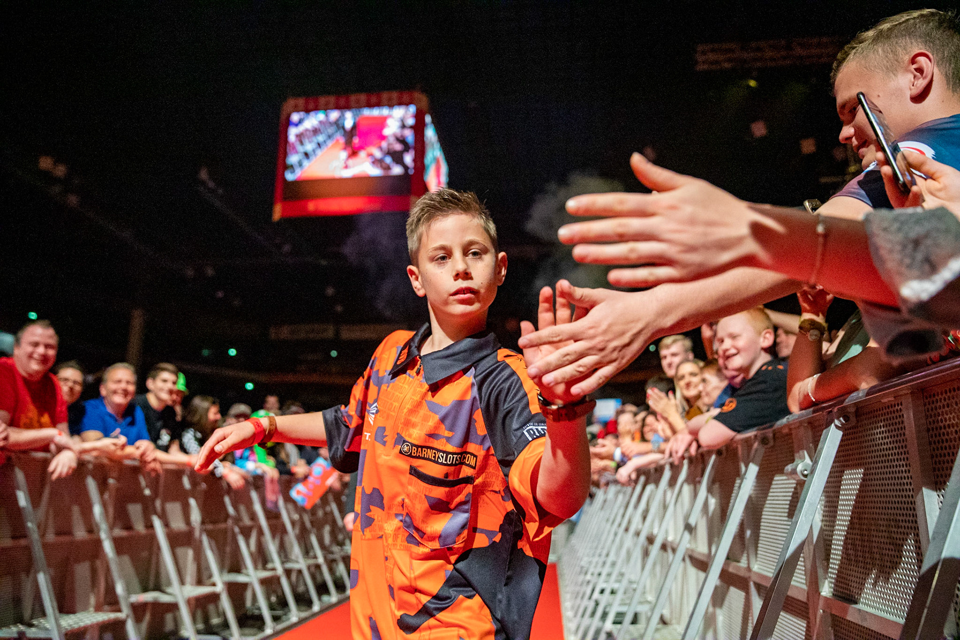 Felix Pagel (12) aus Kiel ist großer Fan von Raymond van Barneveld und durfte den ersten "Walk-on" des Tages beschreiten