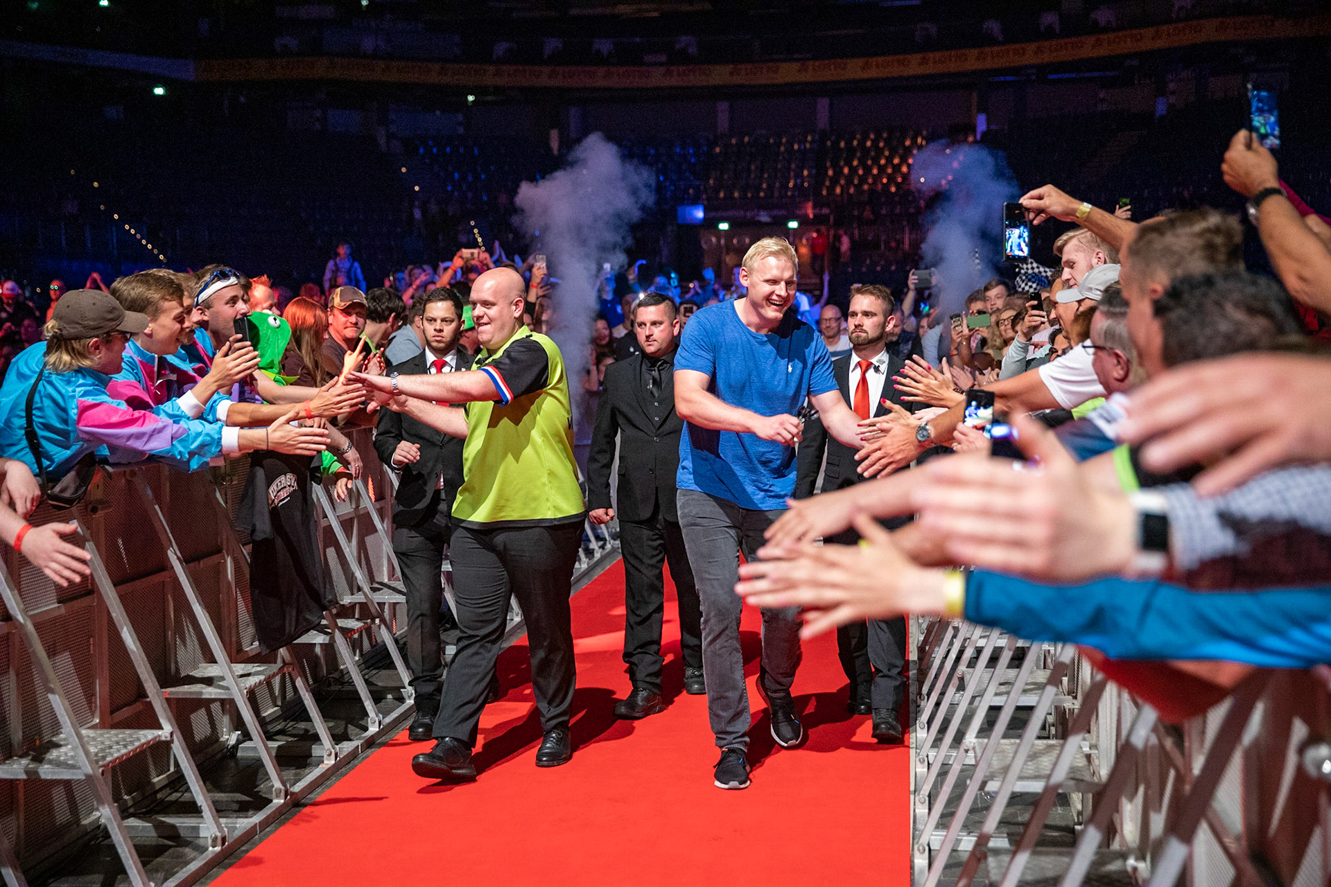 Michael van Gerwen und Patrick Wiencek
