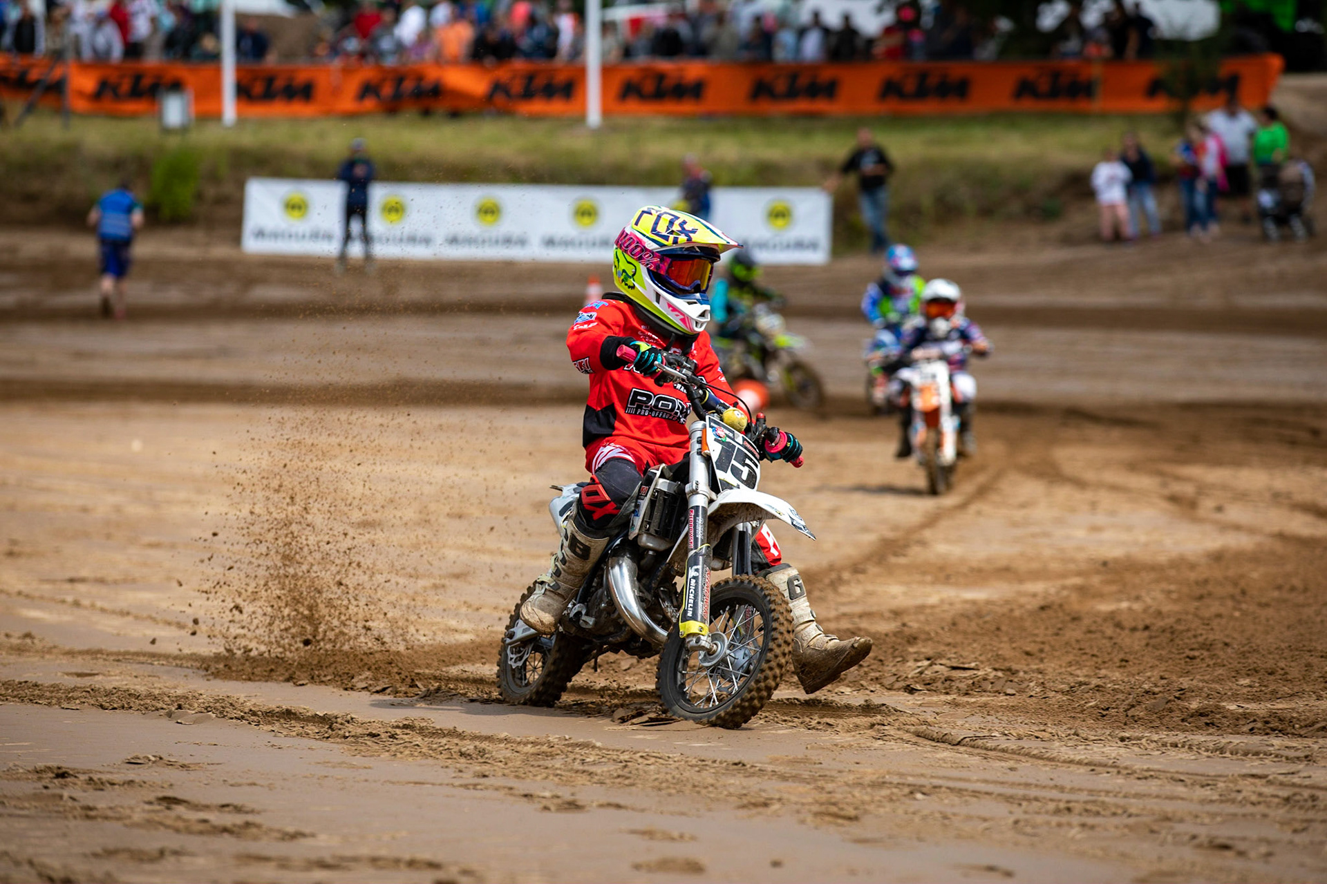Pauline Zankel vom MCE Tensfled durfte mit ihren Teamkollegen einige Runden im Startkorridor drehen und ihr Können unter beweis stellen. ADAC MX Masters am 21.07.19 auf dem Motorsportanlage in Tensfeld