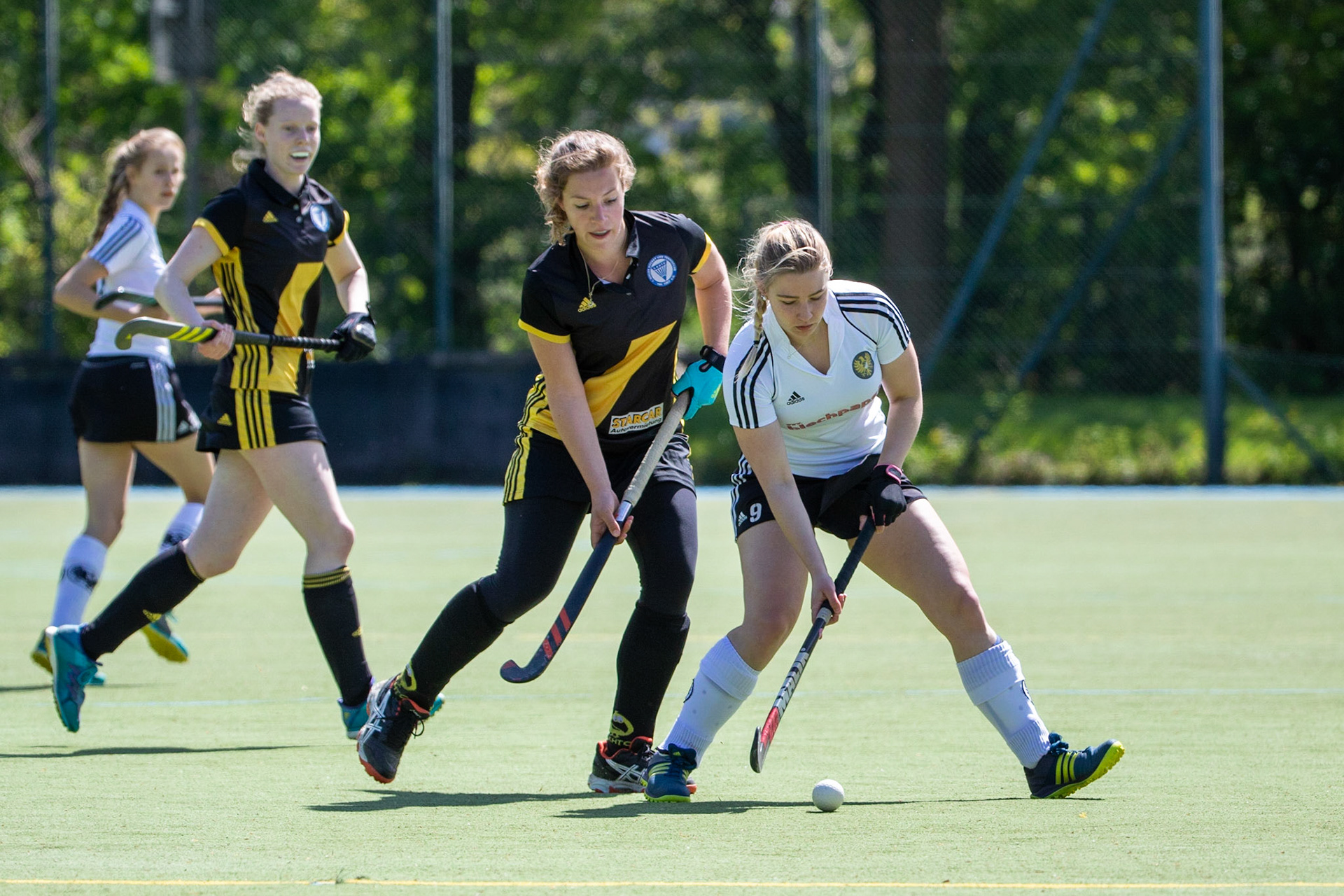 Henrike Hermanussen (schwarz) gegen Lena Roggenbau (weiß) im Spiel der Damen Hockey Oberliga zwischen dem 1. Kieler HTC (schwarz) und dem Rahlstedter HTC (weiß) am 12.05.19 auf der Kunstrasenanlage des 1. Kieler HTC in Kiel