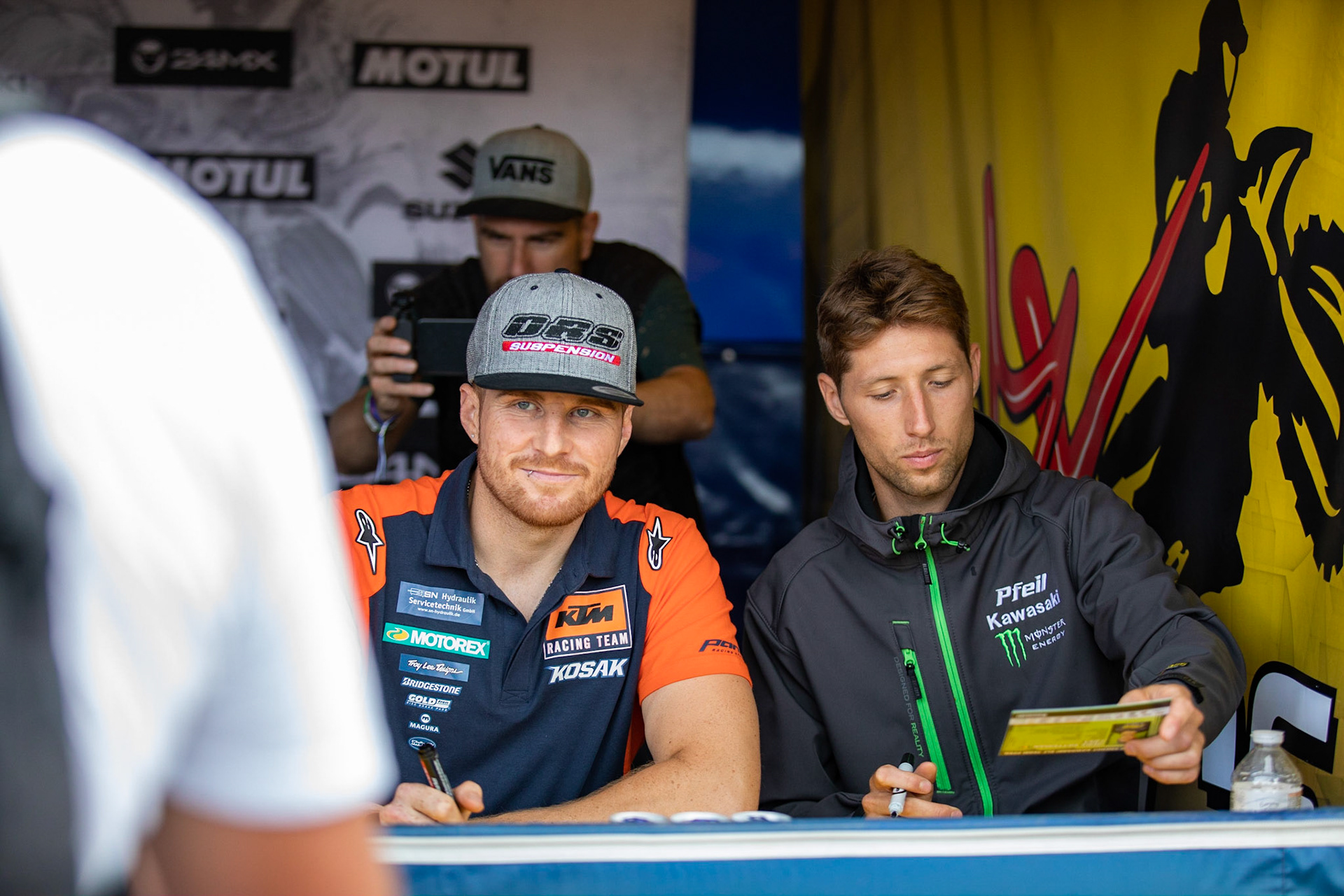 Autogrammstunde der MX Masters hier mit Mike Stender (links) ADAC MX Masters am 21.07.19 auf dem Motorsportanlage in Tensfeld