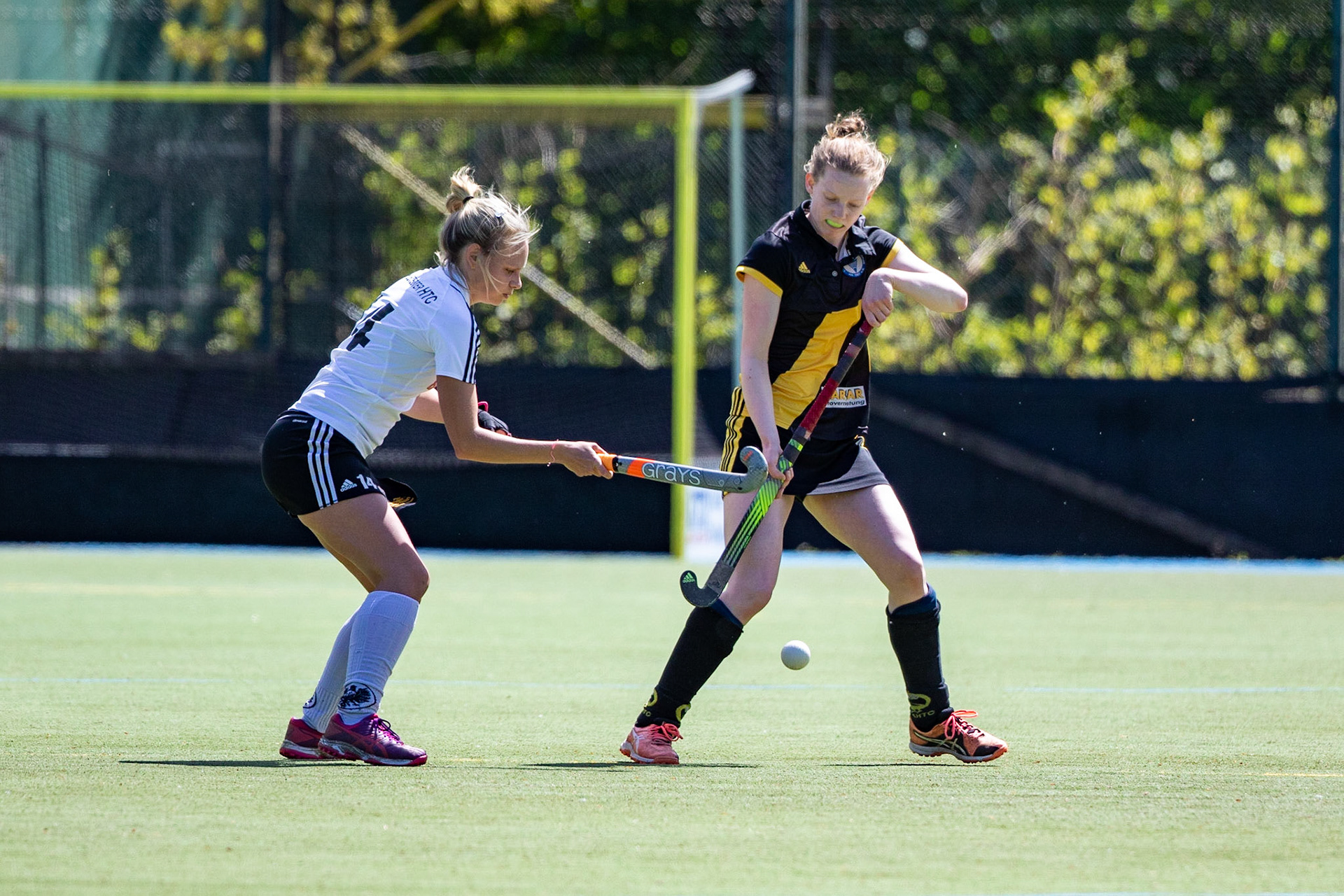 Caroline Mohn (schwarz) gegen Lea Schilling (weiß) im Spiel der Damen Hockey Oberliga zwischen dem 1. Kieler HTC (schwarz) und dem Rahlstedter HTC (weiß) am 12.05.19 auf der Kunstrasenanlage des 1. Kieler HTC in Kiel