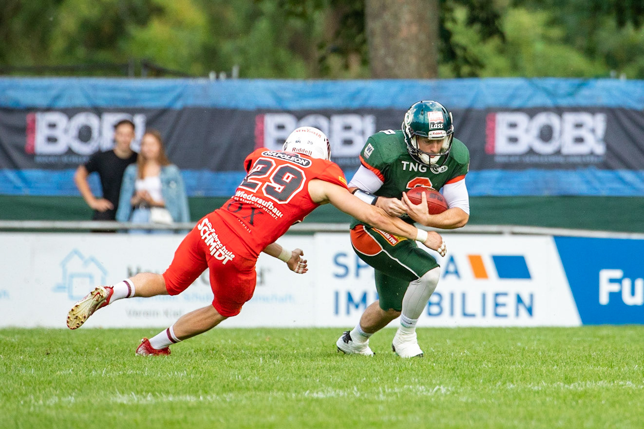 2 Jake Purichia (grün) gegen 29 Lars Steffen im Spiel der Kiel Baltic Hurricanes (grün) gegen die Braunschweig New Yorker Lions (rot) am 03.08.19 im Kilia Stadion in Kiel