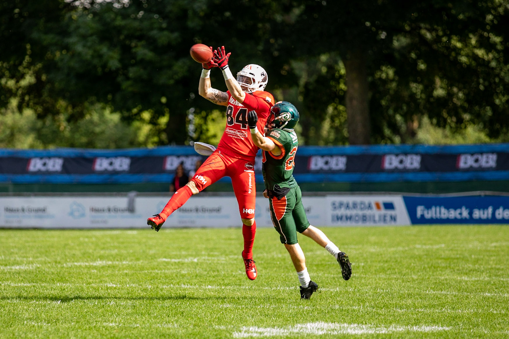20 Jan Abrahamsen (grün) gegen 84 Niklas Römer (rot) im Spiel der Kiel Baltic Hurricanes (grün) gegen die Braunschweig New Yorker Lions (rot) am 03.08.19 im Kilia Stadion in Kiel