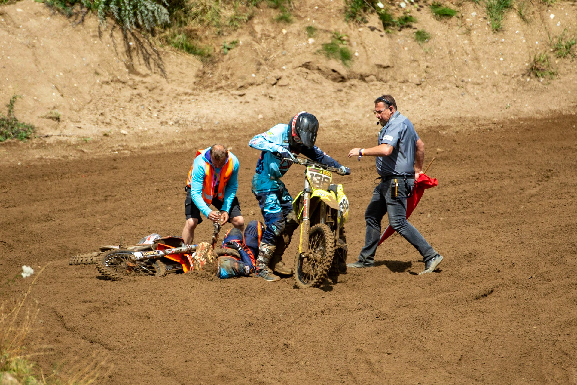 Unfall beim Start des ersten Laufs der ADAC MX Masters am 21.07.19 auf dem Motorsportanlage in Tensfeld