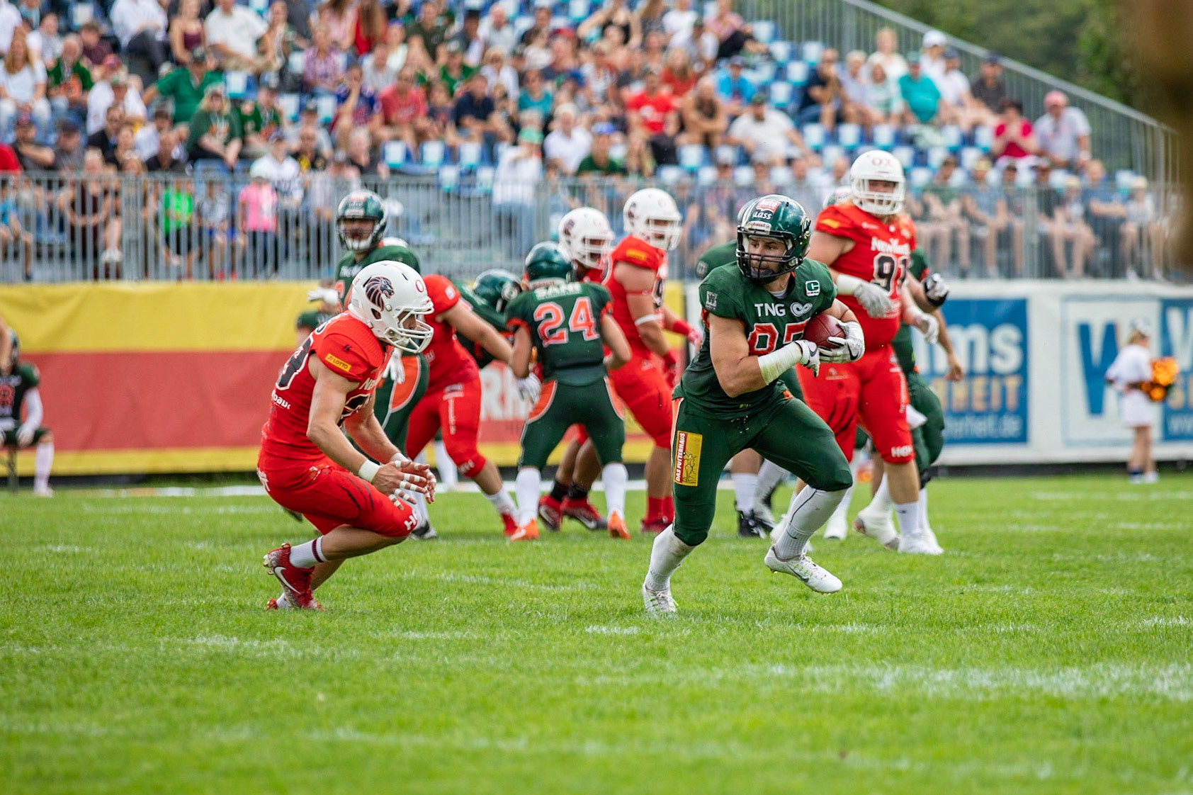 87 Benedikt Englmann (grün) gegen 29 Lars Steffen (rot) im Spiel der Kiel Baltic Hurricanes (grün) gegen die Braunschweig New Yorker Lions (rot) am 03.08.19 im Kilia Stadion in Kiel