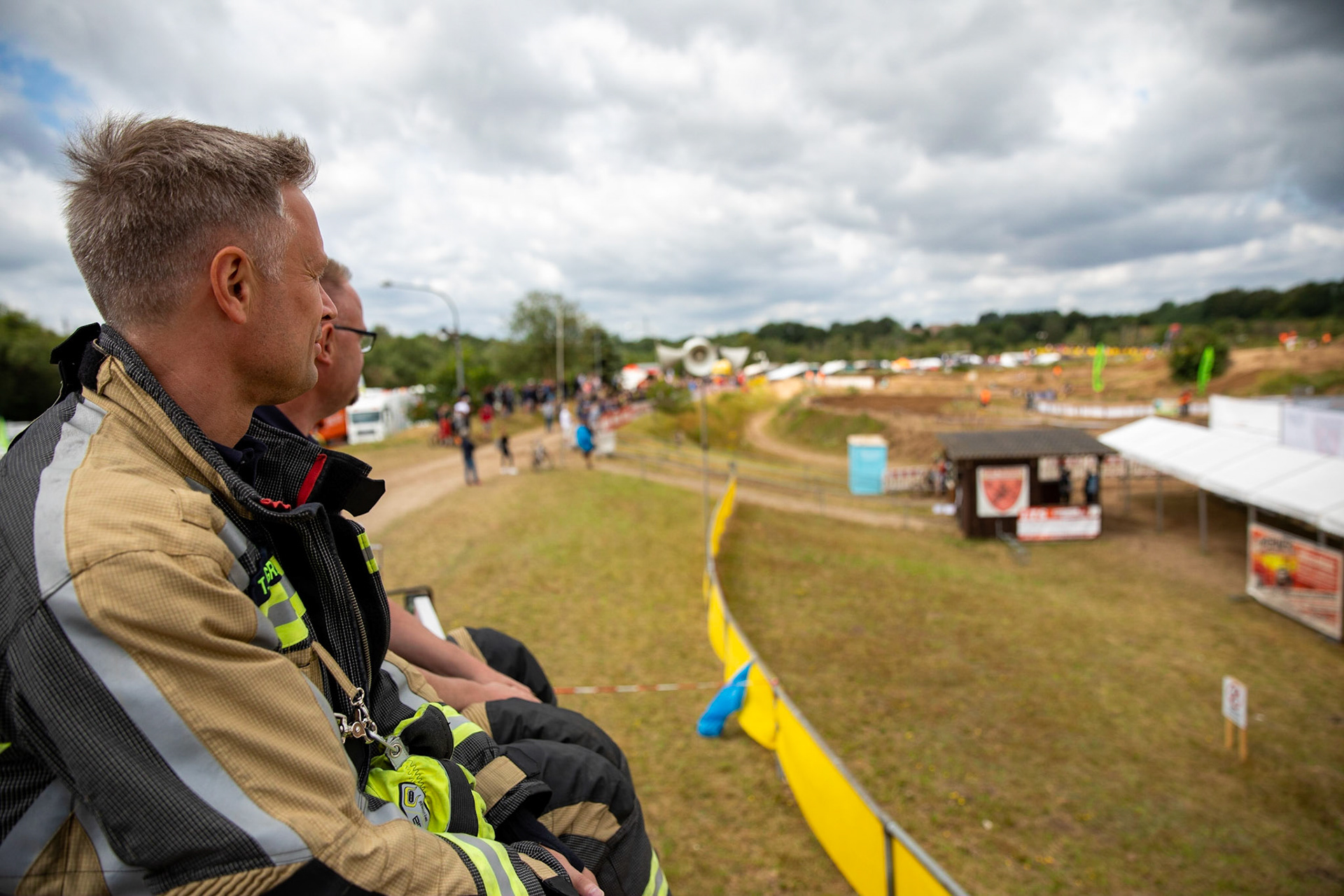 Die Feuerwehr Tensfeld hier mit Thorsten Jakobsen und Thorsten Grauerholz (von links) sicherte ab, hatte aber wenig zu tun ADAC MX Masters am 21.07.19 auf dem Motorsportanlage in Tensfeld