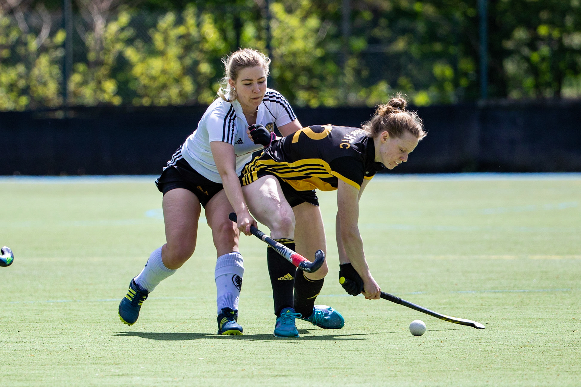 Olivia Mohn (schwarz) gegen Lena Roggenabau (weiß) im Spiel der Damen Hockey Oberliga zwischen dem 1. Kieler HTC (schwarz) und dem Rahlstedter HTC (weiß) am 12.05.19 auf der Kunstrasenanlage des 1. Kieler HTC in Kiel