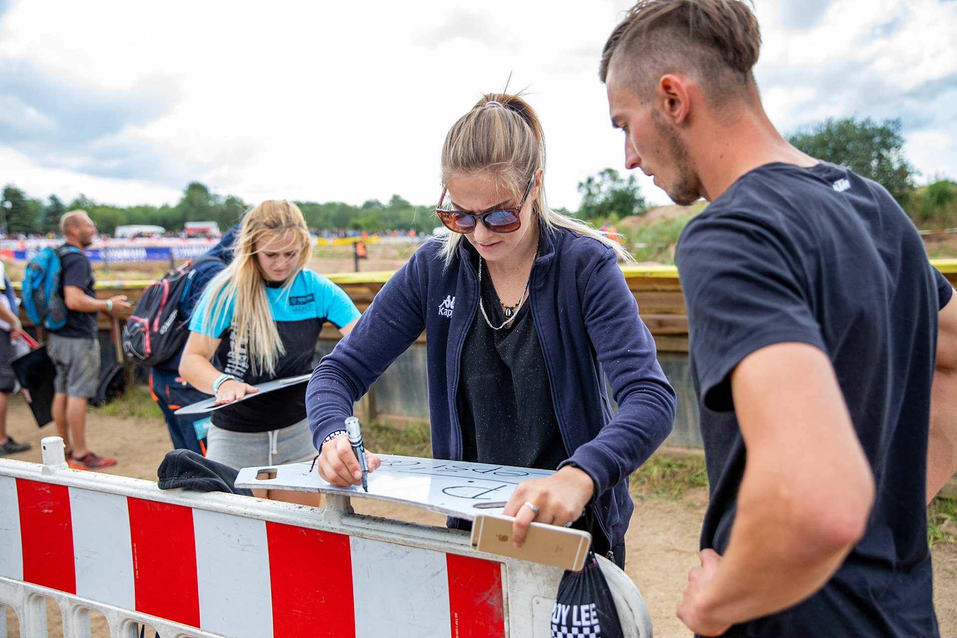 Schnelle Infos für die Fahrer erhielten sie wie in der Formel 1 mit Tafeln, die aus der Boxengasse gehalten wurden beim ADAC MX Masters am 21.07.19 auf dem Motorsportanlage in Tensfeld