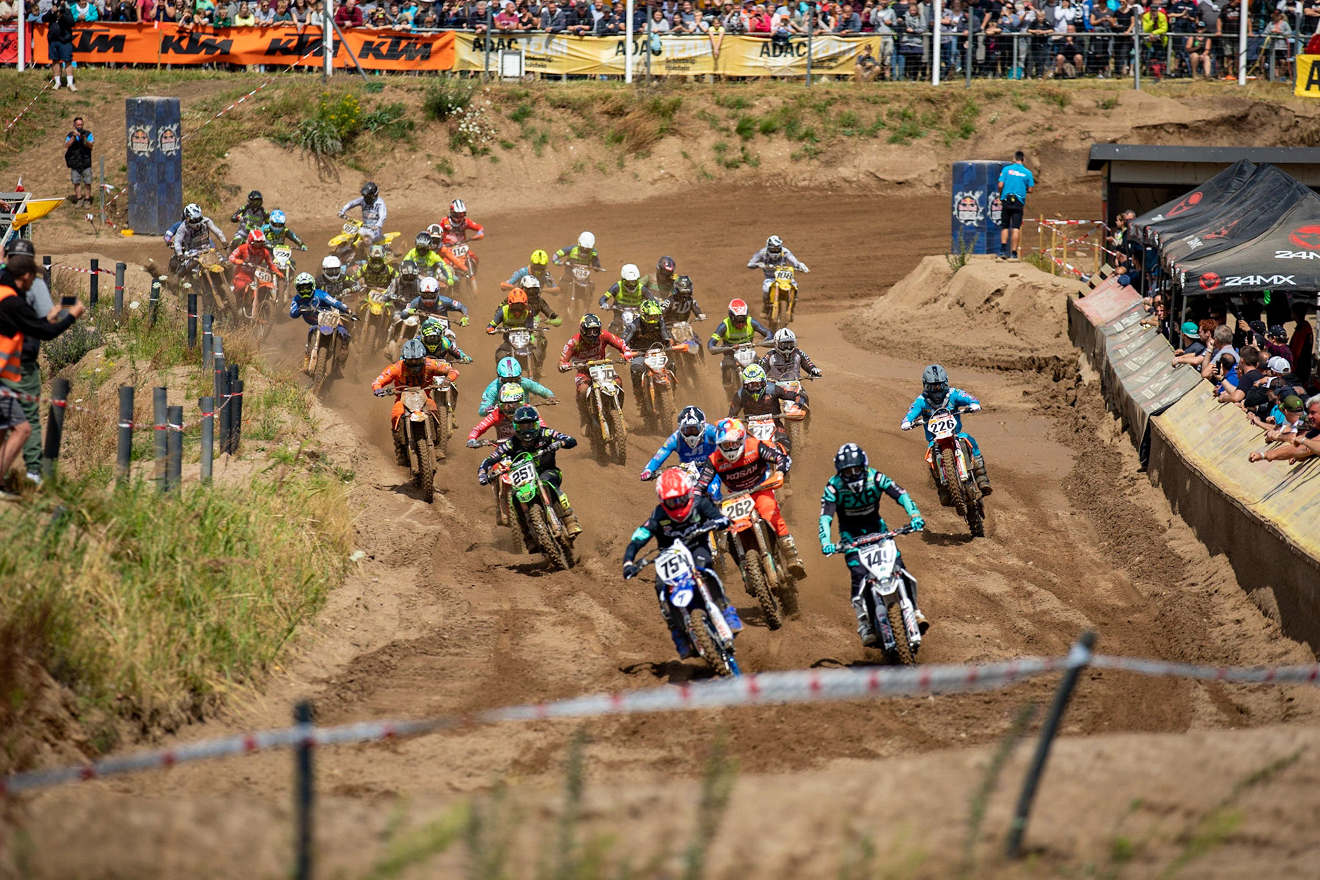 Start erster Lauf ADAC MX Masters am 21.07.19 auf dem Motorsportanlage in Tensfeld