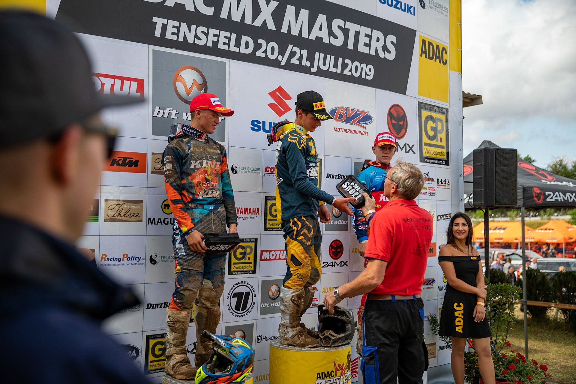 Holger Zankel, Vorsitzender des MCE Tensfeld darf die Ehrung des ersten Laufes der Masters übernehmen beim ADAC MX Masters am 21.07.19 auf dem Motorsportanlage in Tensfeld