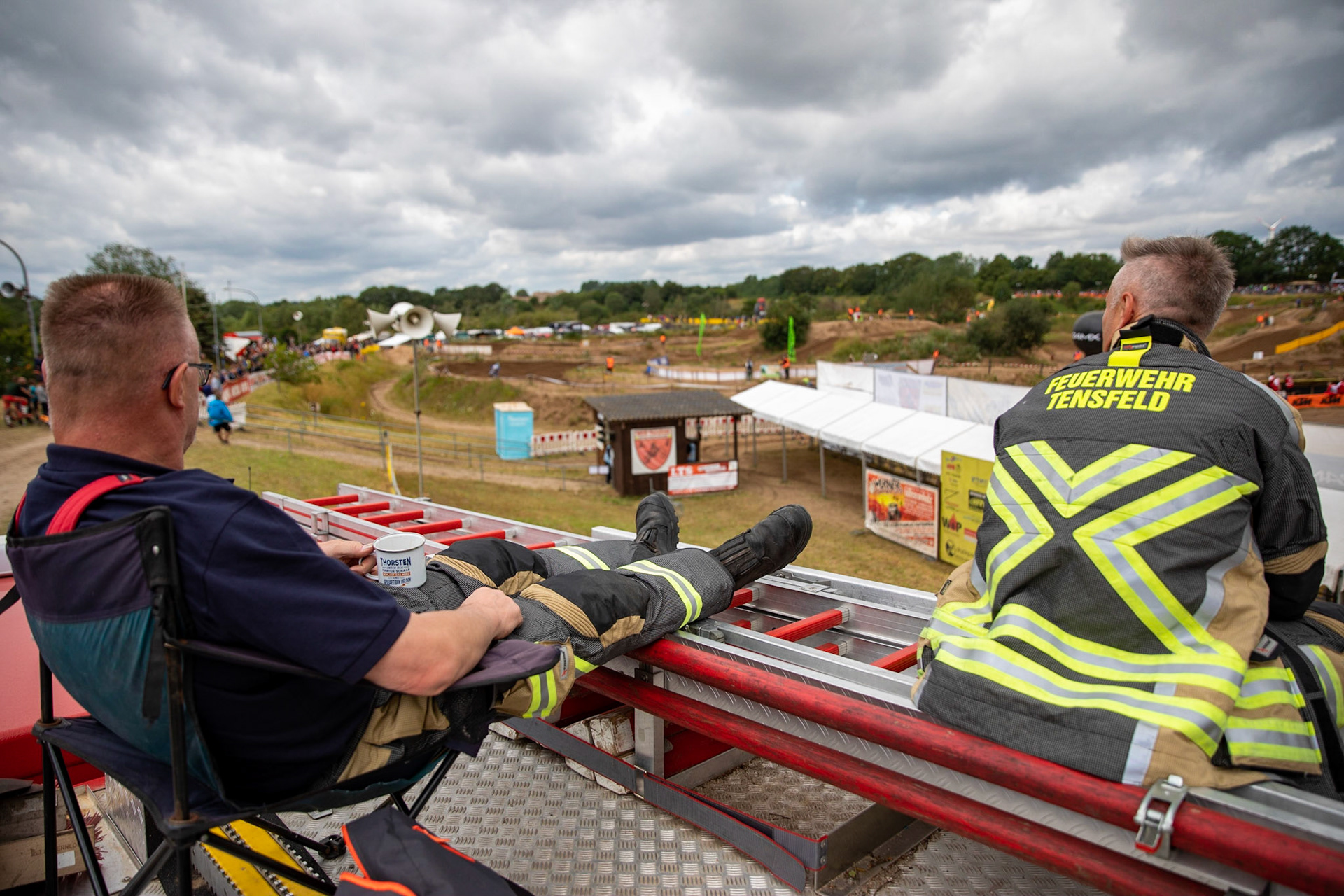 Die Feuerwehr Tensfeld hier mit Thorsten Jakobsen und Thorsten Grauerholz (von links) sicherte ab, hatte aber wenig zu tun ADAC MX Masters am 21.07.19 auf dem Motorsportanlage in Tensfeld