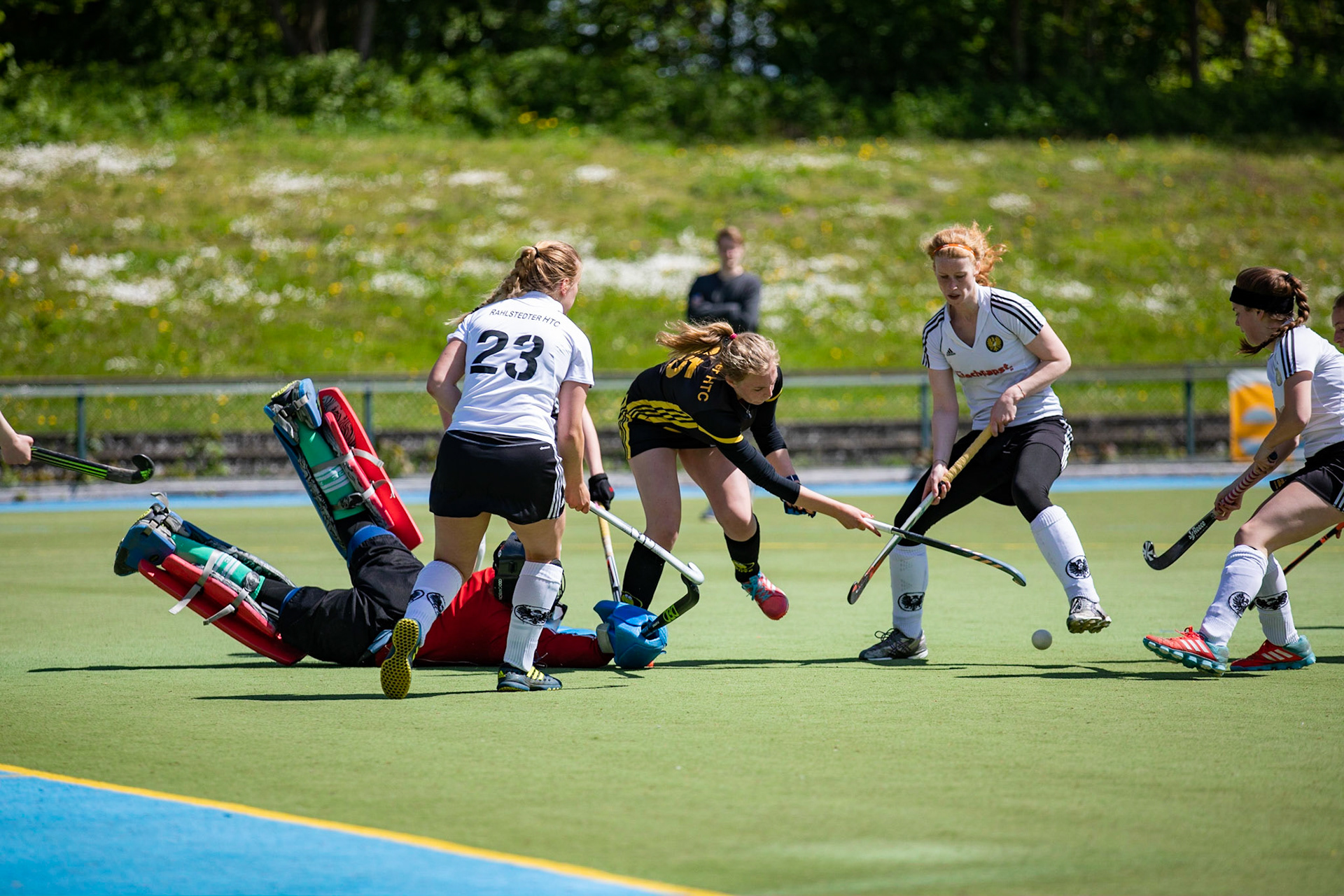 Hannah Schwerdtfeger (schwarz) gegen Torfrau Christina Wittrin Janne Nungenkrüger und Edda Aringhoff (weiß von links) im Spiel der Damen Hockey Oberliga zwischen dem 1. Kieler HTC (schwarz) und dem Rahlstedter HTC (weiß) am 12.05.19 auf der Kunstrasenanlage des 1. Kieler HTC in Kiel