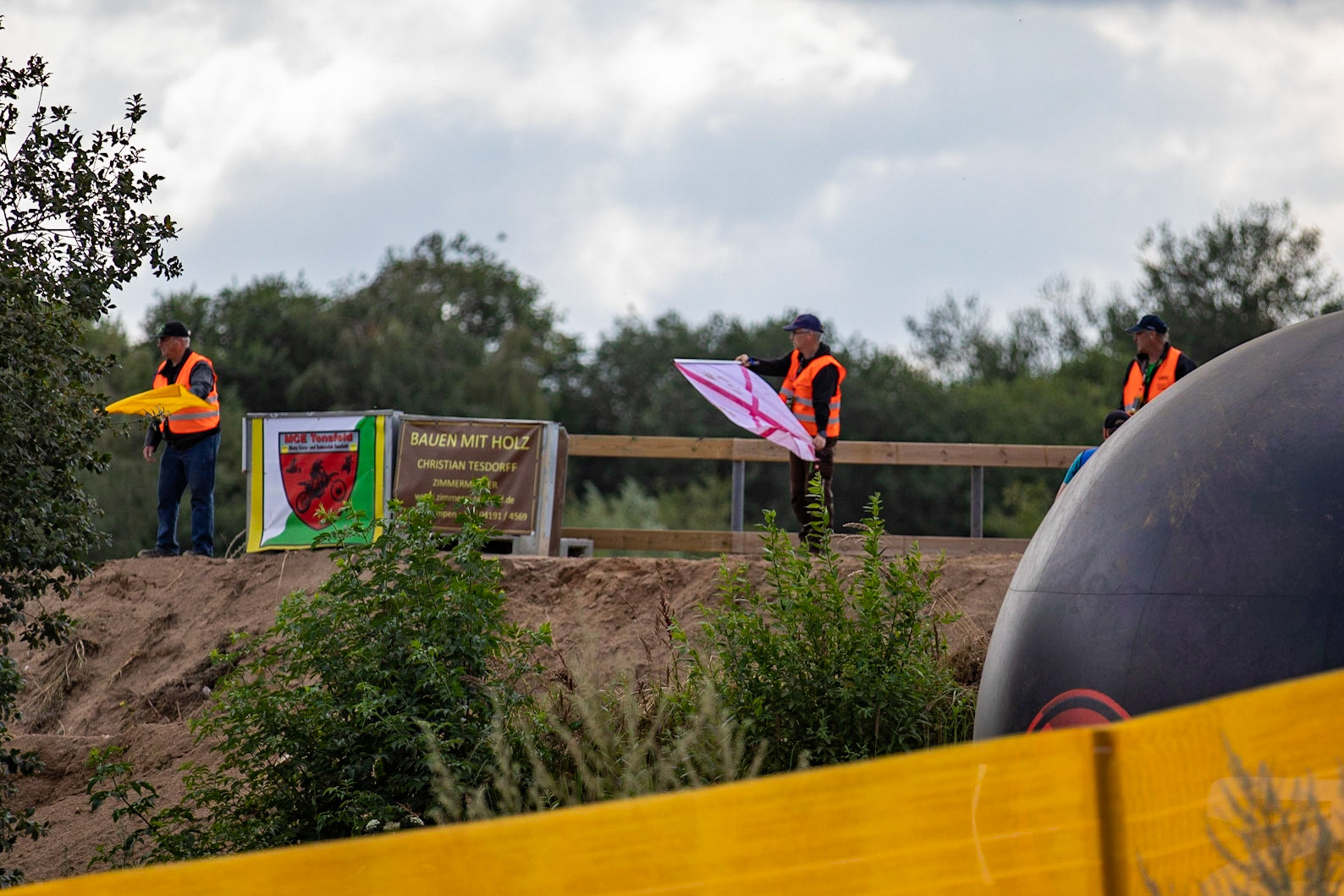 rot-weiße-Flagge bedeutet "Sani auf der Strecke" hier gab es einen schwereren Unfall beim ADAC MX Masters am 21.07.19 auf dem Motorsportanlage in Tensfeld