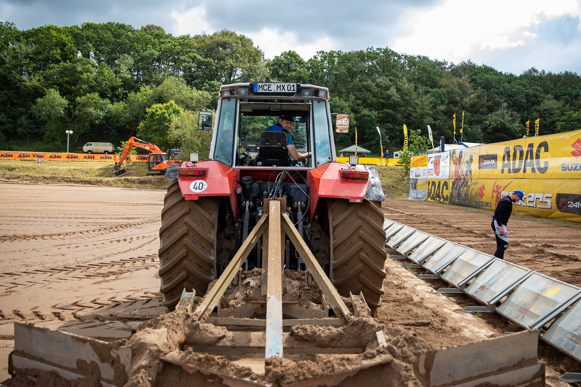 Stefan Zankel vom MCE Tensfeld bereitet den Startbereich vor ADAC MX Masters am 21.07.19 auf dem Motorsportanlage in Tensfeld
