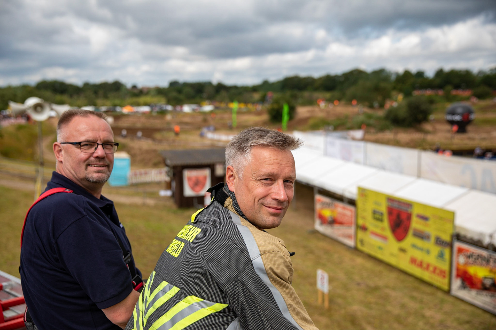 Die Feuerwehr Tensfeld hier mit Thorsten Jakobsen und Thorsten Grauerholz (von links) sicherte ab, hatte aber wenig zu tun ADAC MX Masters am 21.07.19 auf dem Motorsportanlage in Tensfeld
