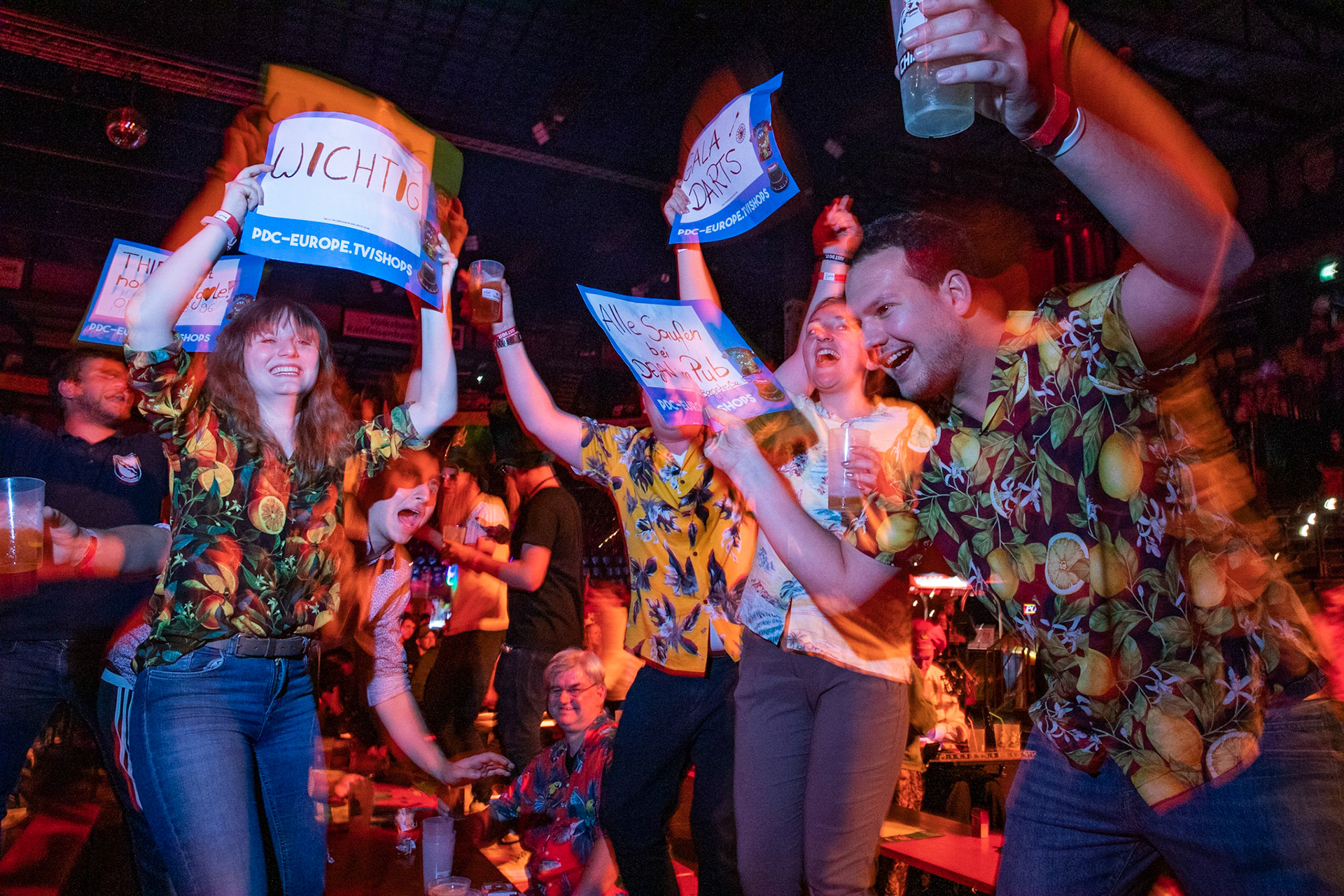 Fan ohne Beschreibung bei der Ostsee-Darts-Gala