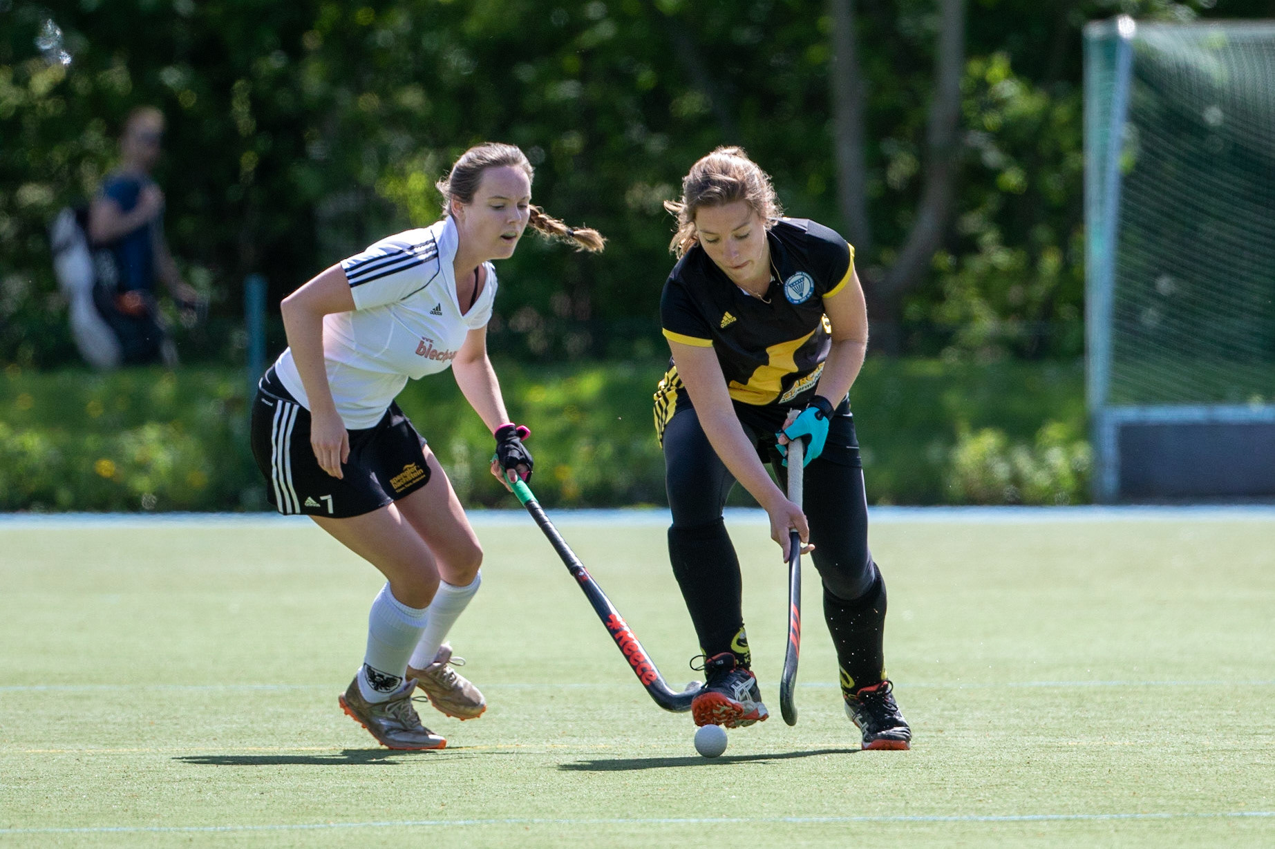 Henrike Hermanussen (schwarz) gegen Elisa Hinrichs (weiß) im Spiel der Damen Hockey Oberliga zwischen dem 1. Kieler HTC (schwarz) und dem Rahlstedter HTC (weiß) am 12.05.19 auf der Kunstrasenanlage des 1. Kieler HTC in Kiel