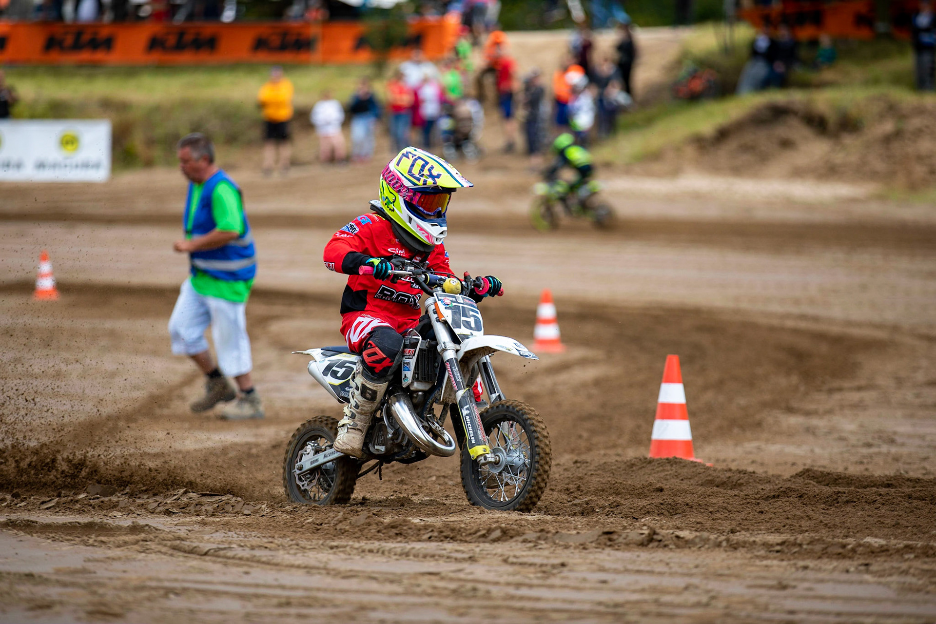 Pauline Zankel vom MCE Tensfled durfte mit ihren Teamkollegen einige Runden im Startkorridor drehen und ihr Können unter beweis stellen. ADAC MX Masters am 21.07.19 auf dem Motorsportanlage in Tensfeld