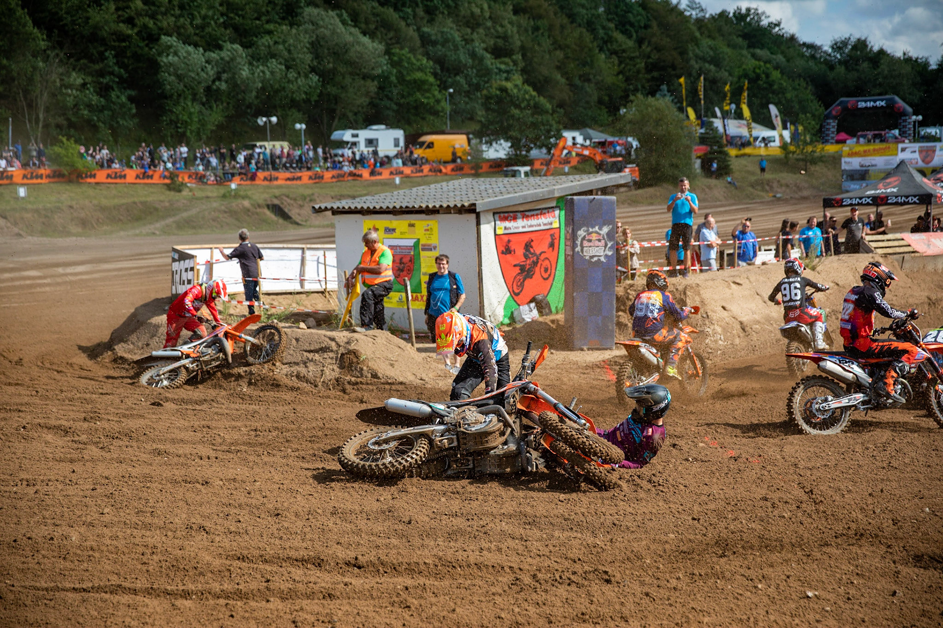 Mike Stender (262) scheidet schon in der ersten Kurve aus dem Rennen aus ADAC MX Masters am 21.07.19 auf dem Motorsportanlage in Tensfeld