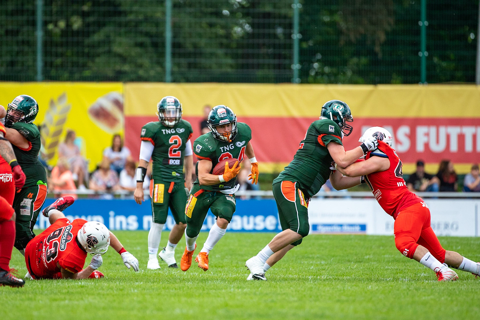 24 Fritjof Richter (grün) läuft durch die Lücke im Spiel der Kiel Baltic Hurricanes (grün) gegen die Braunschweig New Yorker Lions (rot) am 03.08.19 im Kilia Stadion in Kiel