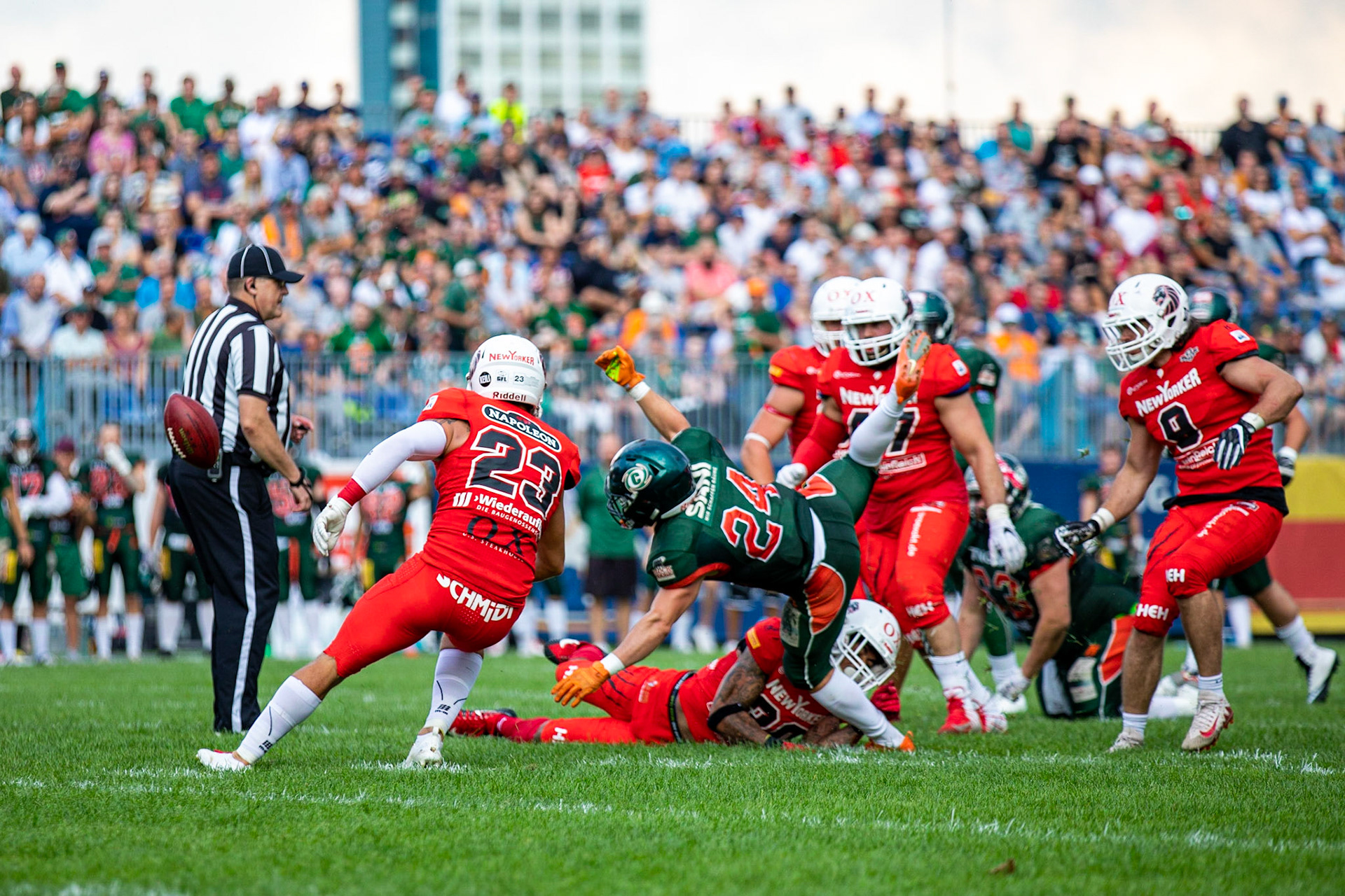 24 Fritjof Richter (grün) läuft erst der Braunschweiger Defense wegund wird dann von der 30 Jamaal White gestoppt und fumbelt den ball, der von den Lions recovered wird im Spiel der Kiel Baltic Hurricanes (grün) gegen die Braunschweig New Yorker Lions (rot) am 03.08.19 im Kilia Stadion in Kiel