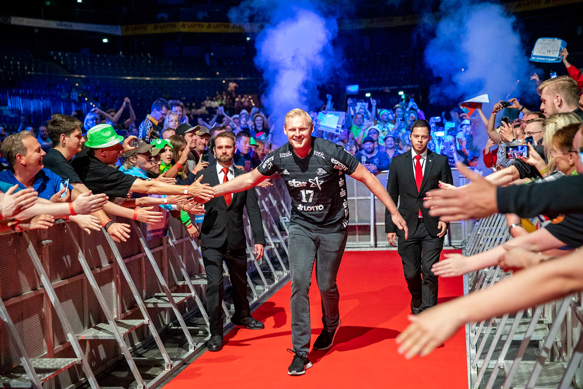 Patrick Wiencek trat im ersten Match des Abends gegen den deutschen Darts-Profi Max Hopp an